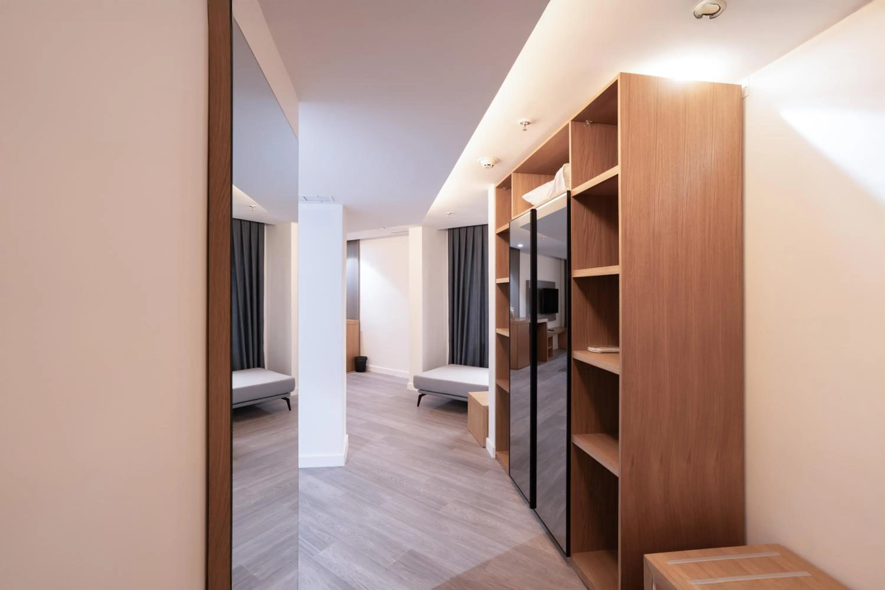 wardrobe in Plaza Athenee Hotel