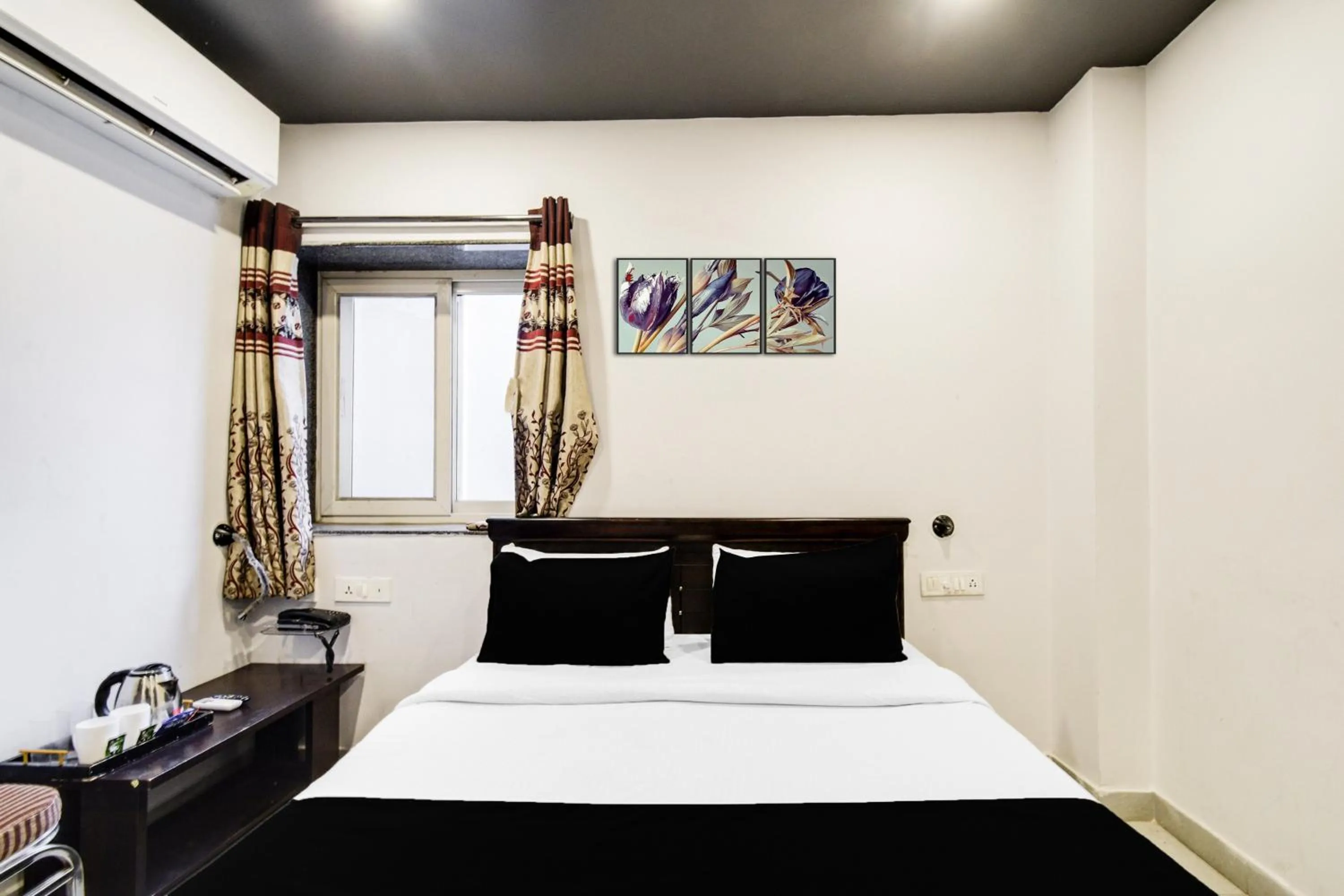 Bedroom, Bed in Super Townhouse Alwal Road