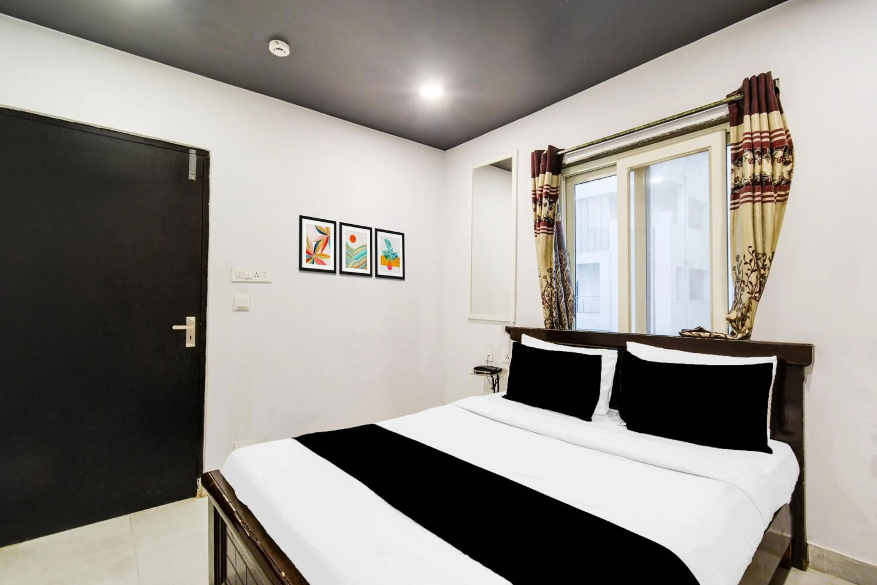 Bedroom, Bed in Super Townhouse Alwal Road