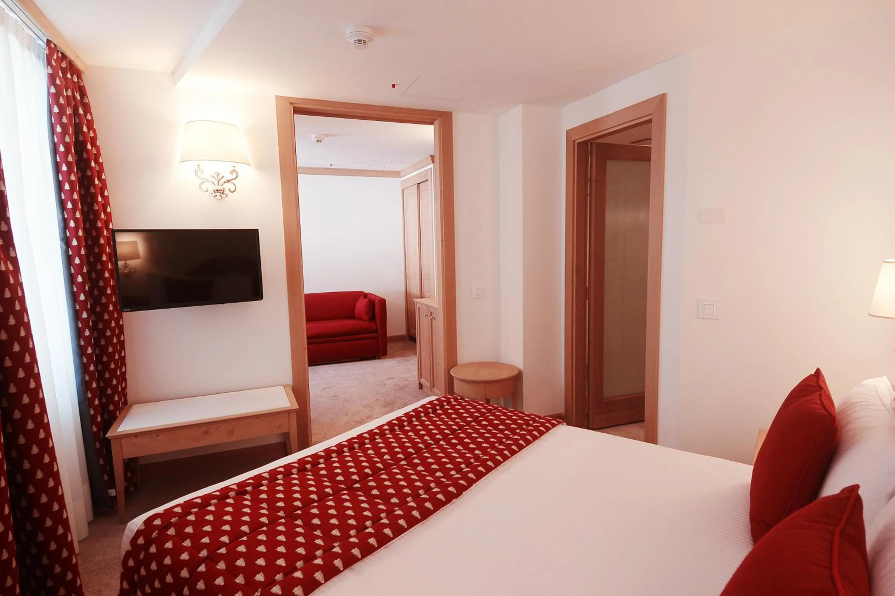 Living room, Bed in Hotel Schweizerhof Pontresina