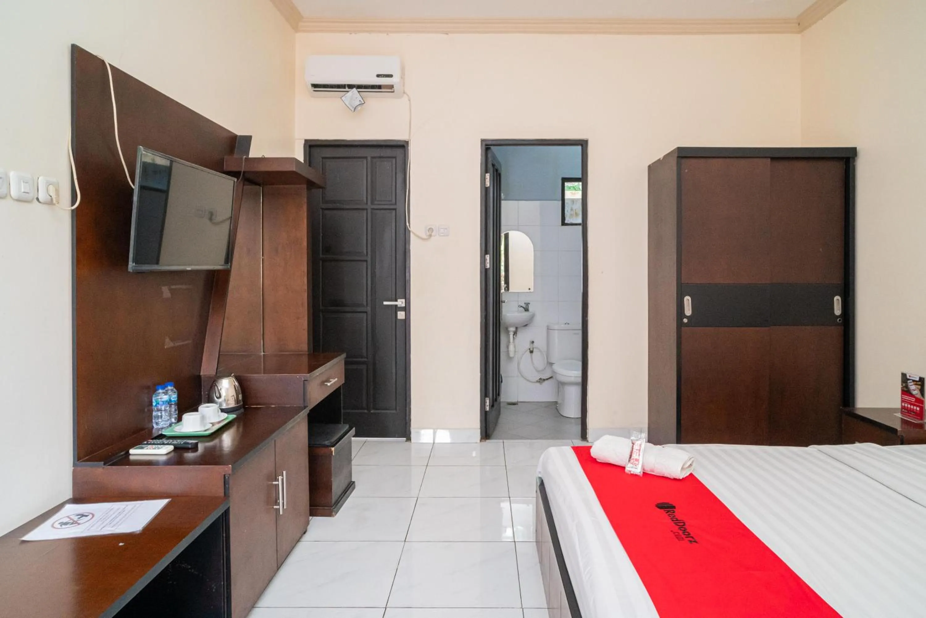 Bed in RedDoorz @ Wisma Pangrango