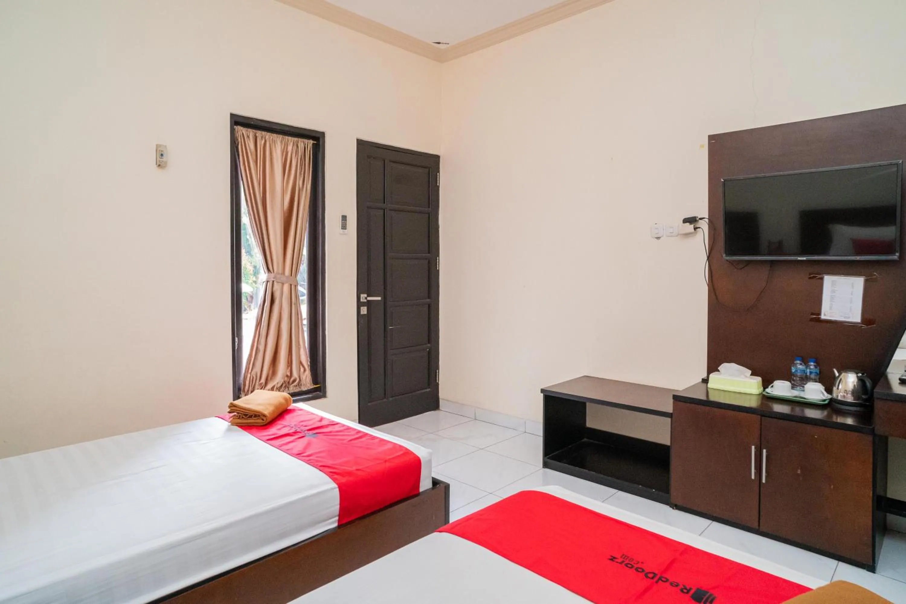 Bed in RedDoorz @ Wisma Pangrango