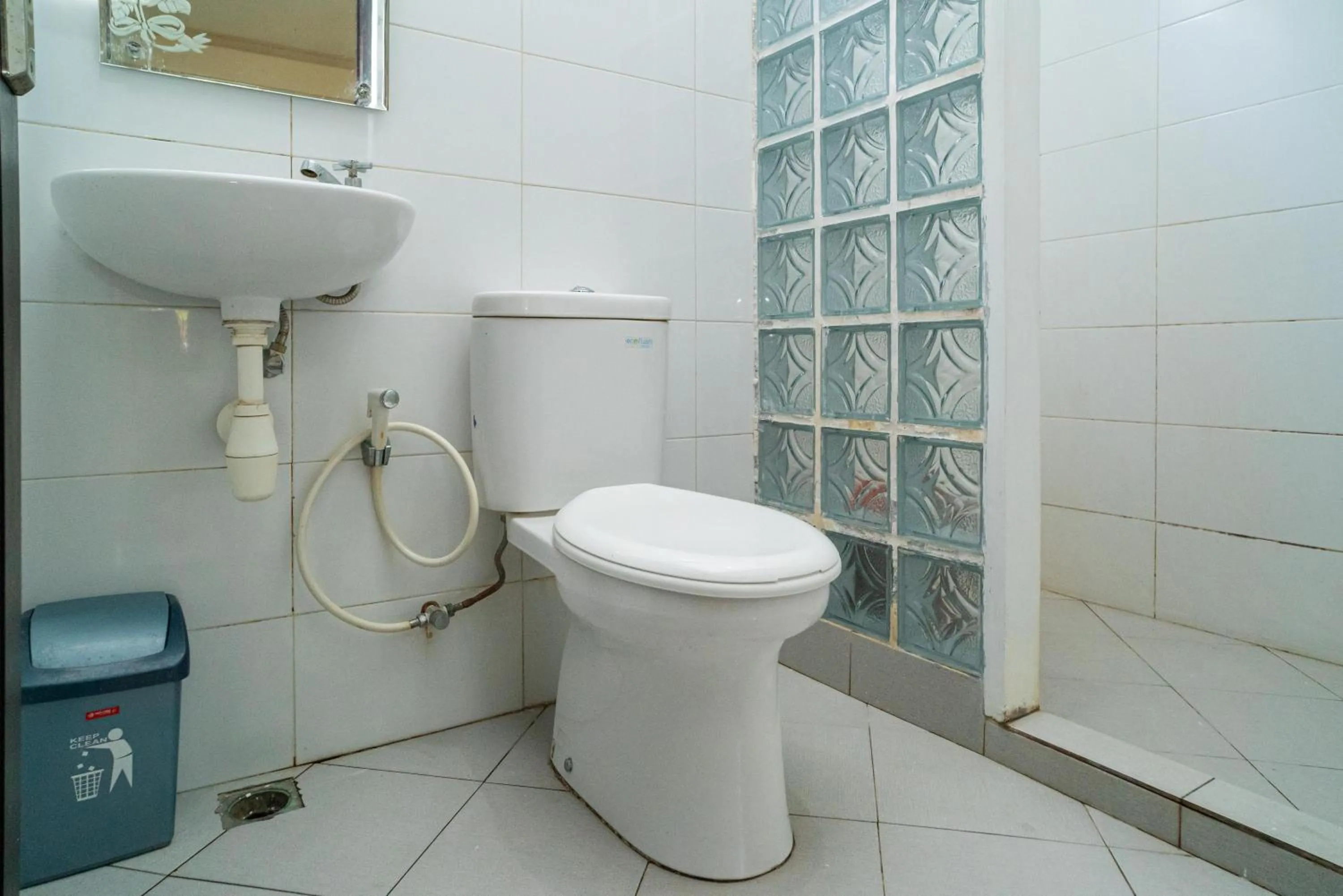 Bathroom in RedDoorz @ Wisma Pangrango