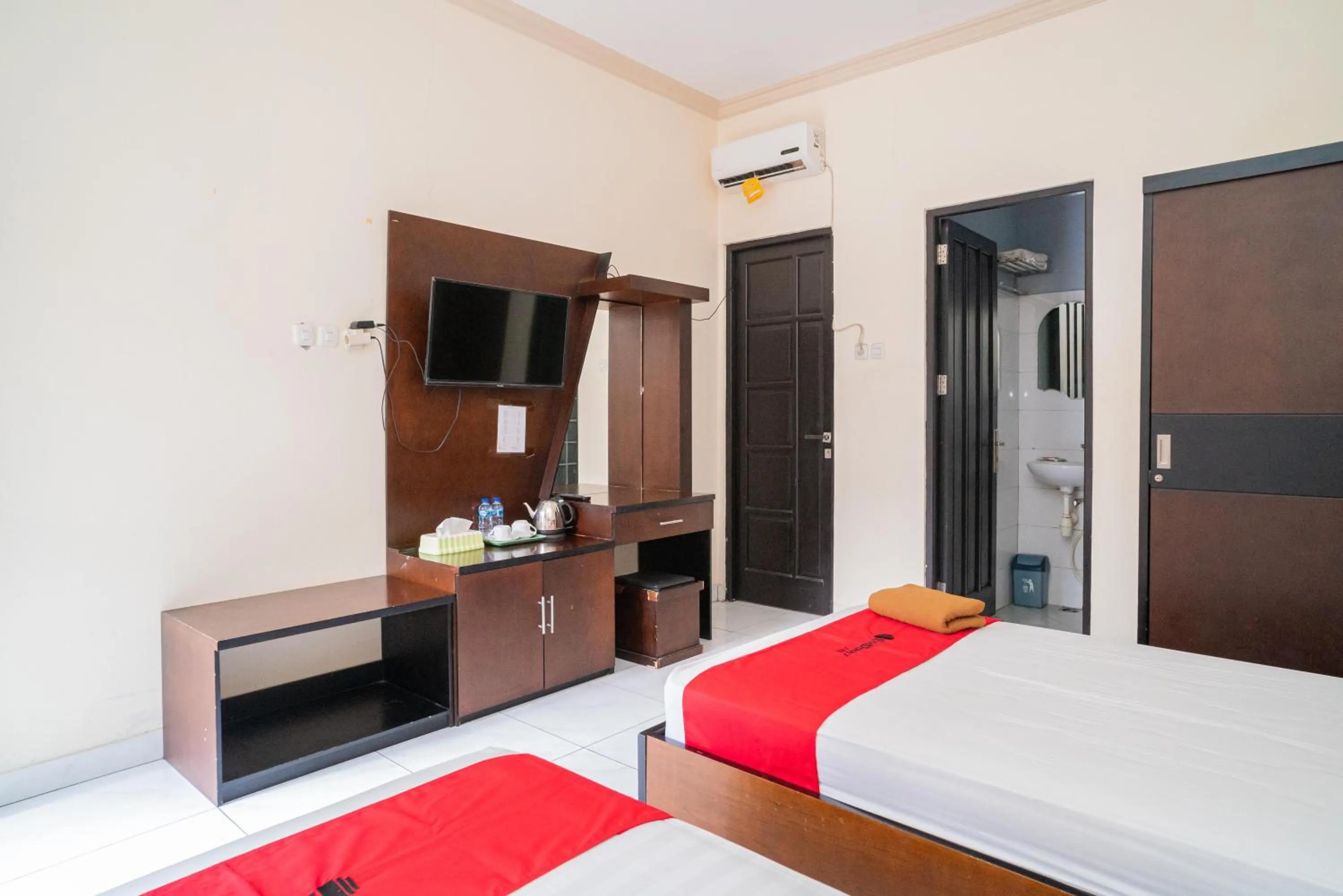 Bed in RedDoorz @ Wisma Pangrango