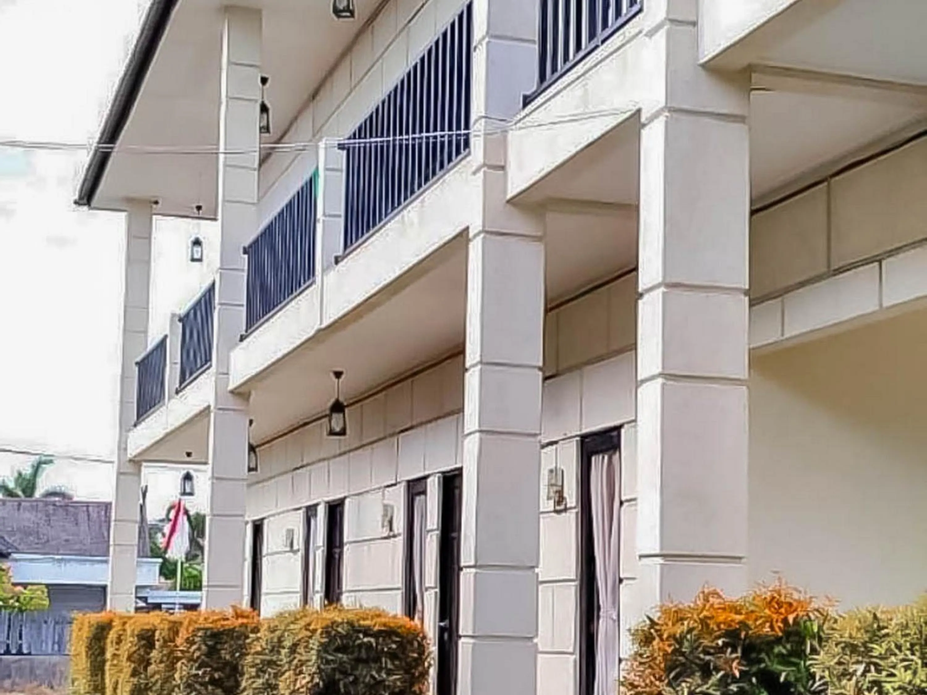 Facade/entrance in RedDoorz @ Wisma Pangrango