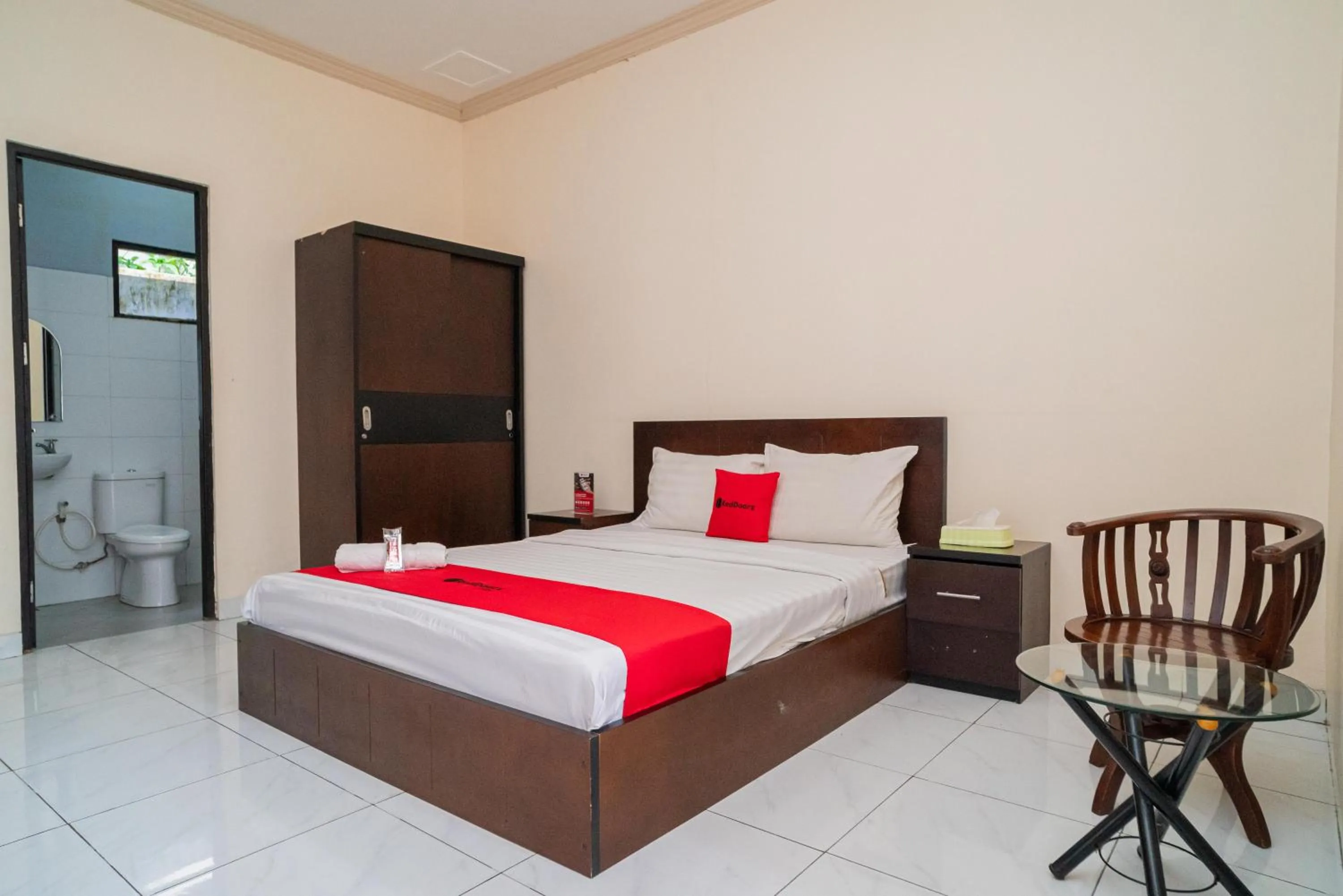 Bed in RedDoorz @ Wisma Pangrango