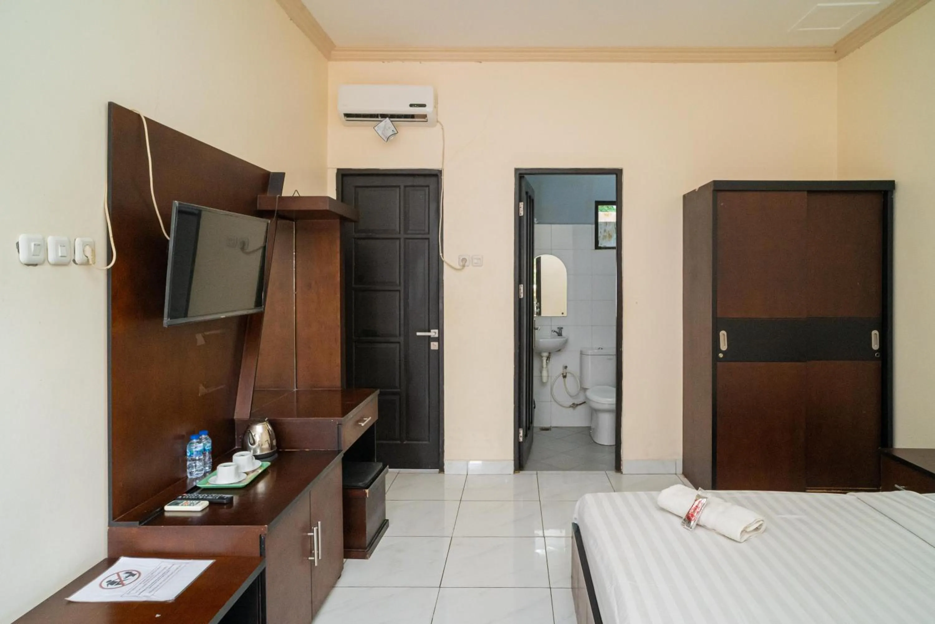 Bed in RedDoorz @ Wisma Pangrango