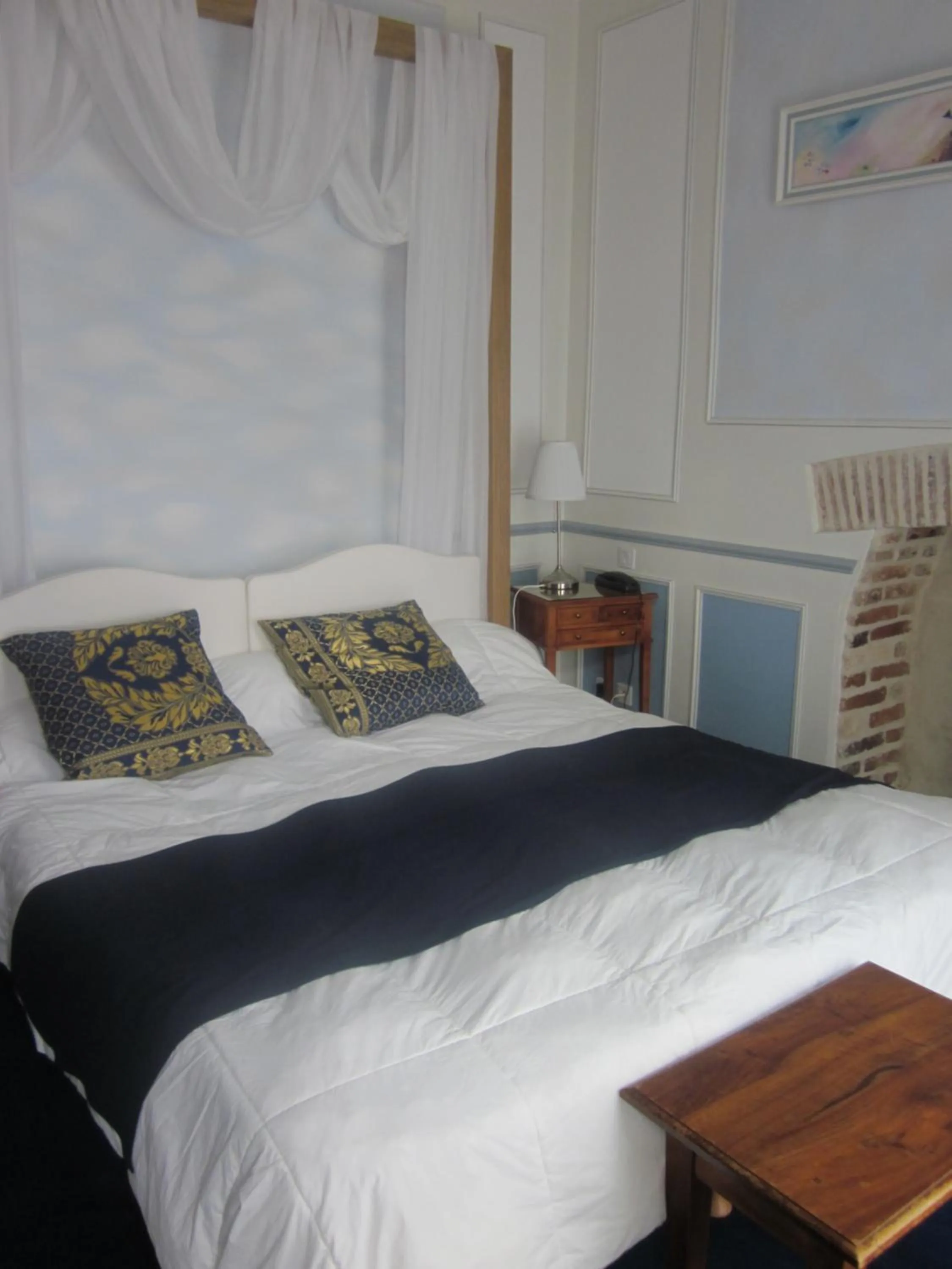 Bedroom in HOTEL LA COGNETTE A 25 Kilomètres de Châteauroux et 30 Kilomètres de Bourges