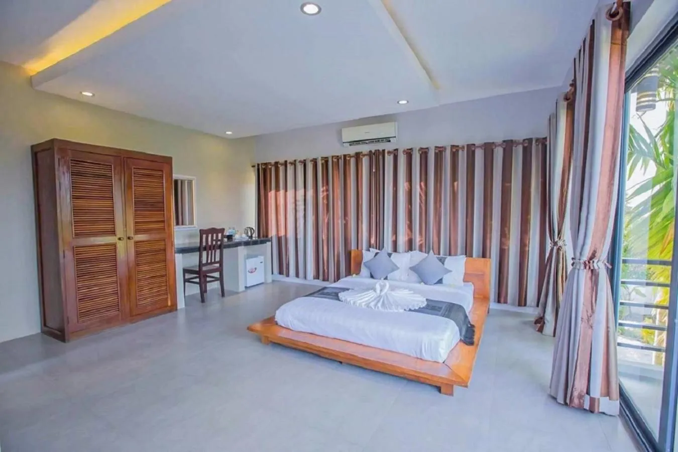 Bedroom, Bed in Saline Residence