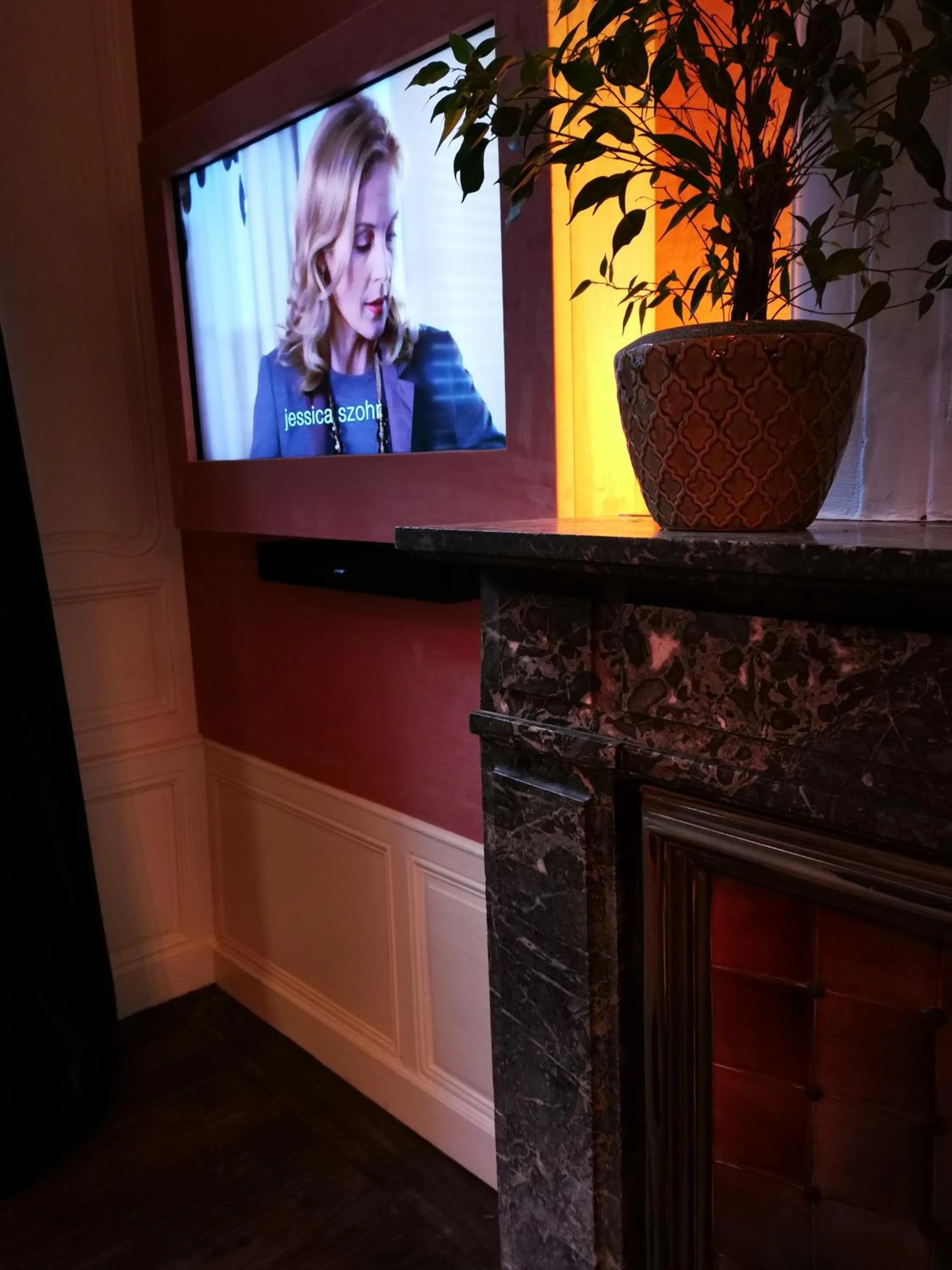 TV and multimedia in JARDIN D'HIVER CASSEL Suite de 70 m2