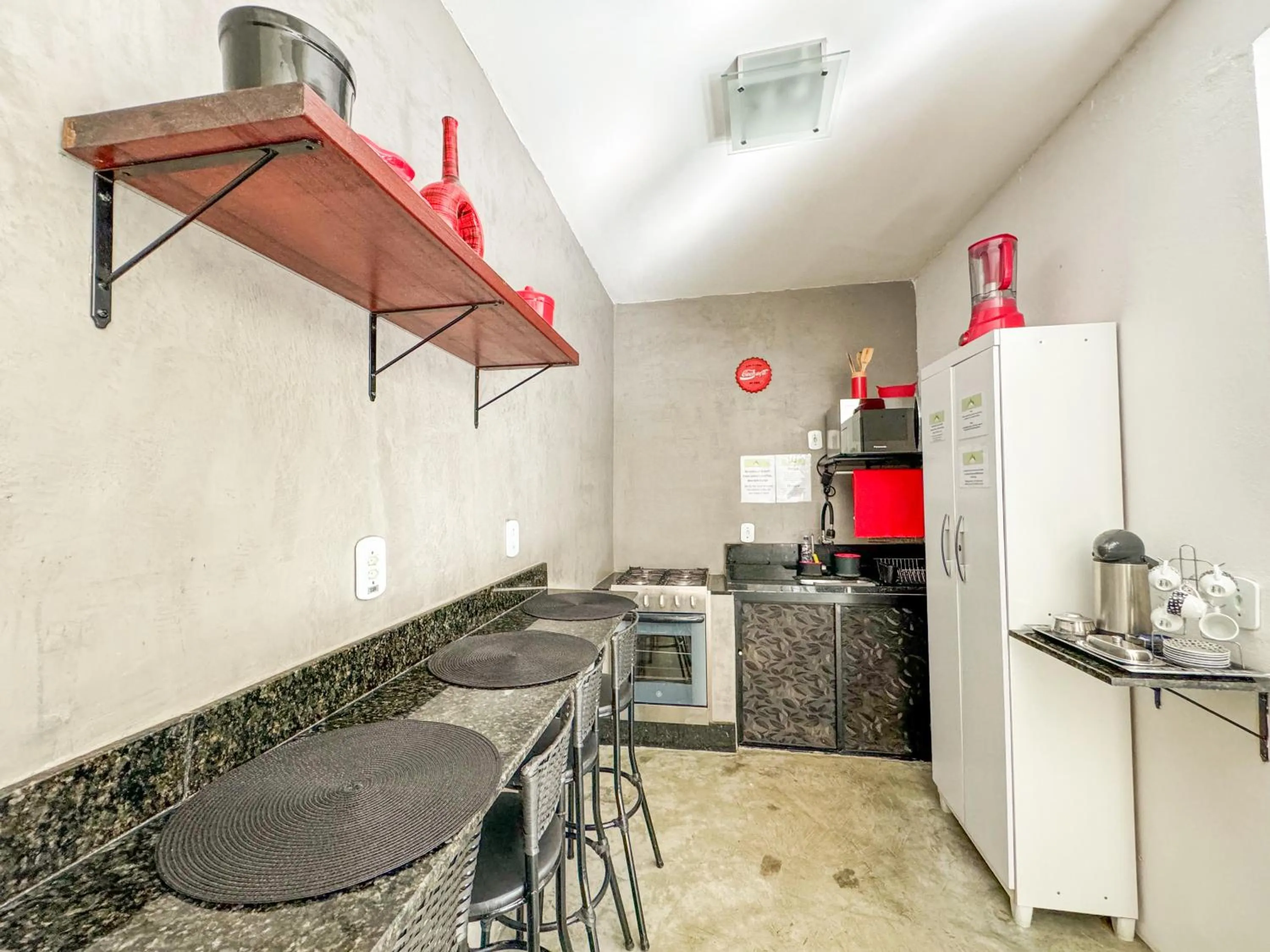 Communal kitchen in Pousada Entre Folhas