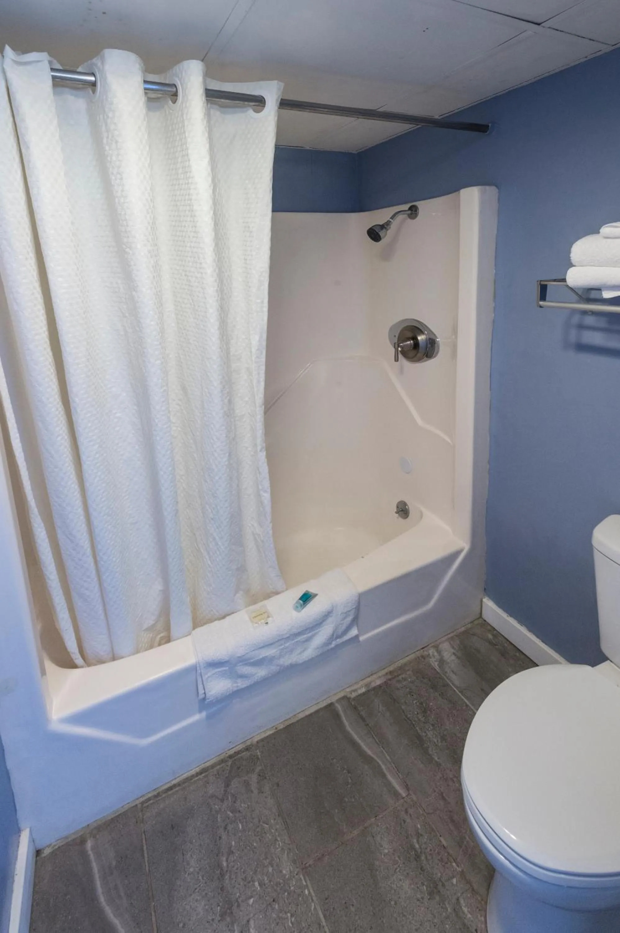 Bathroom in Sunrise Inn Hershey