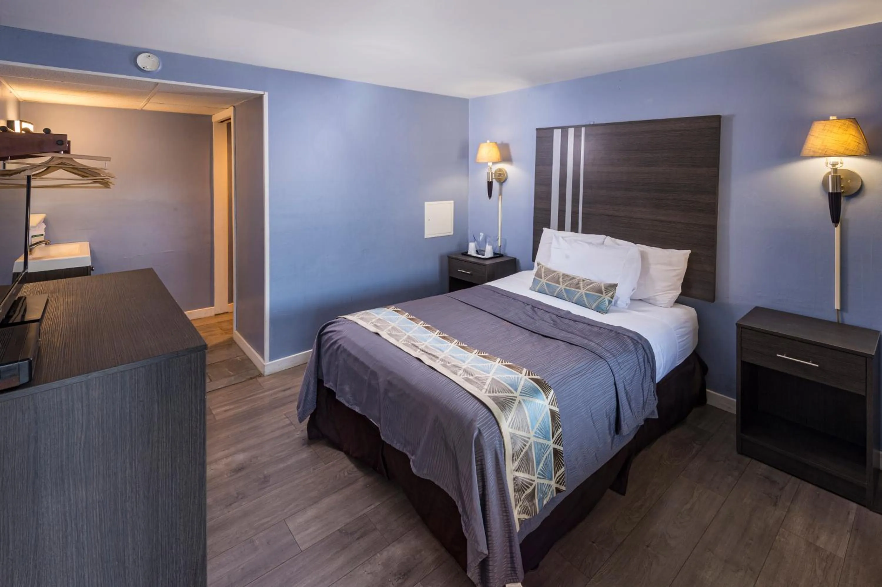 Bed in Sunrise Inn Hershey