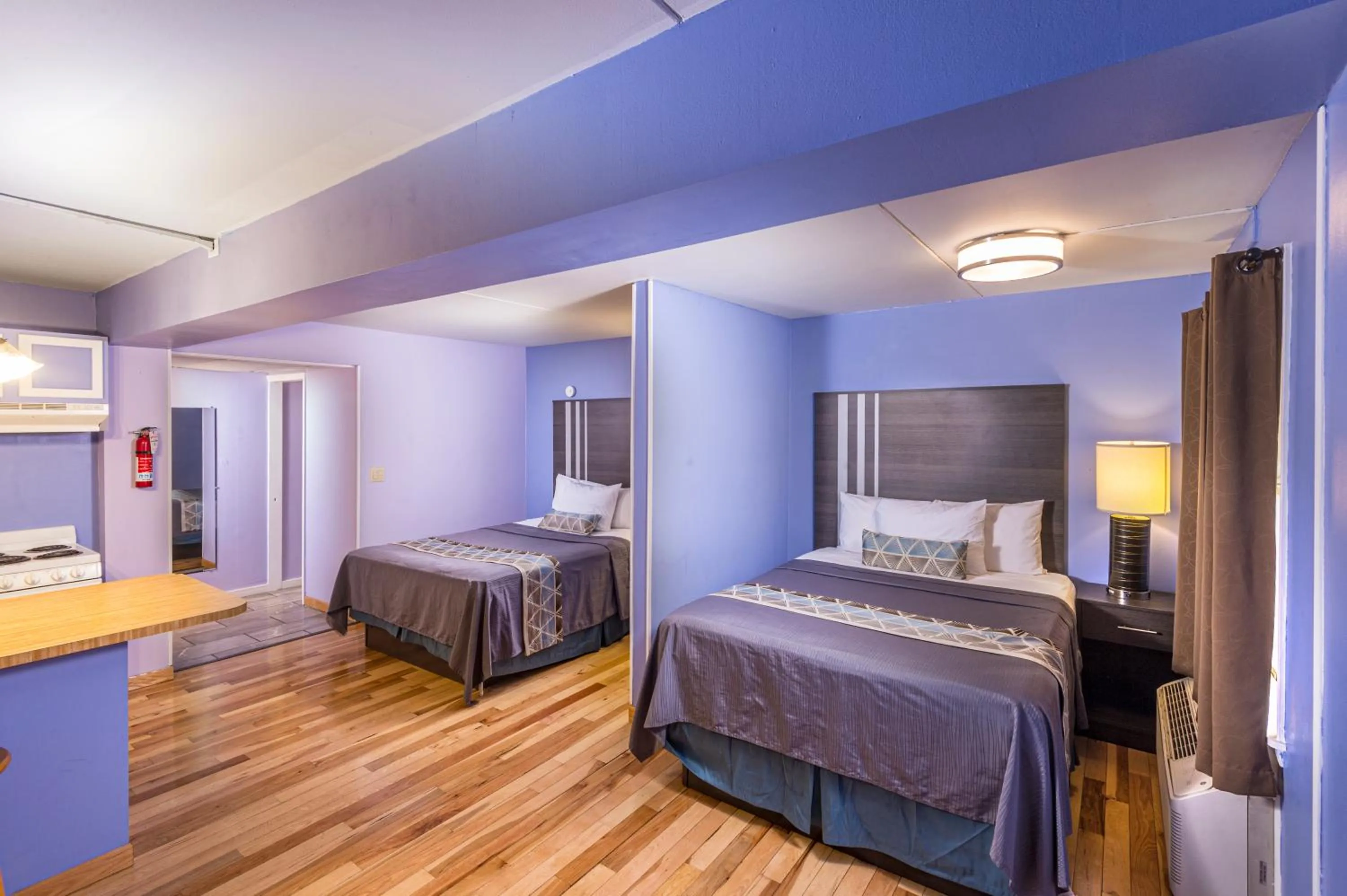 Bed in Sunrise Inn Hershey