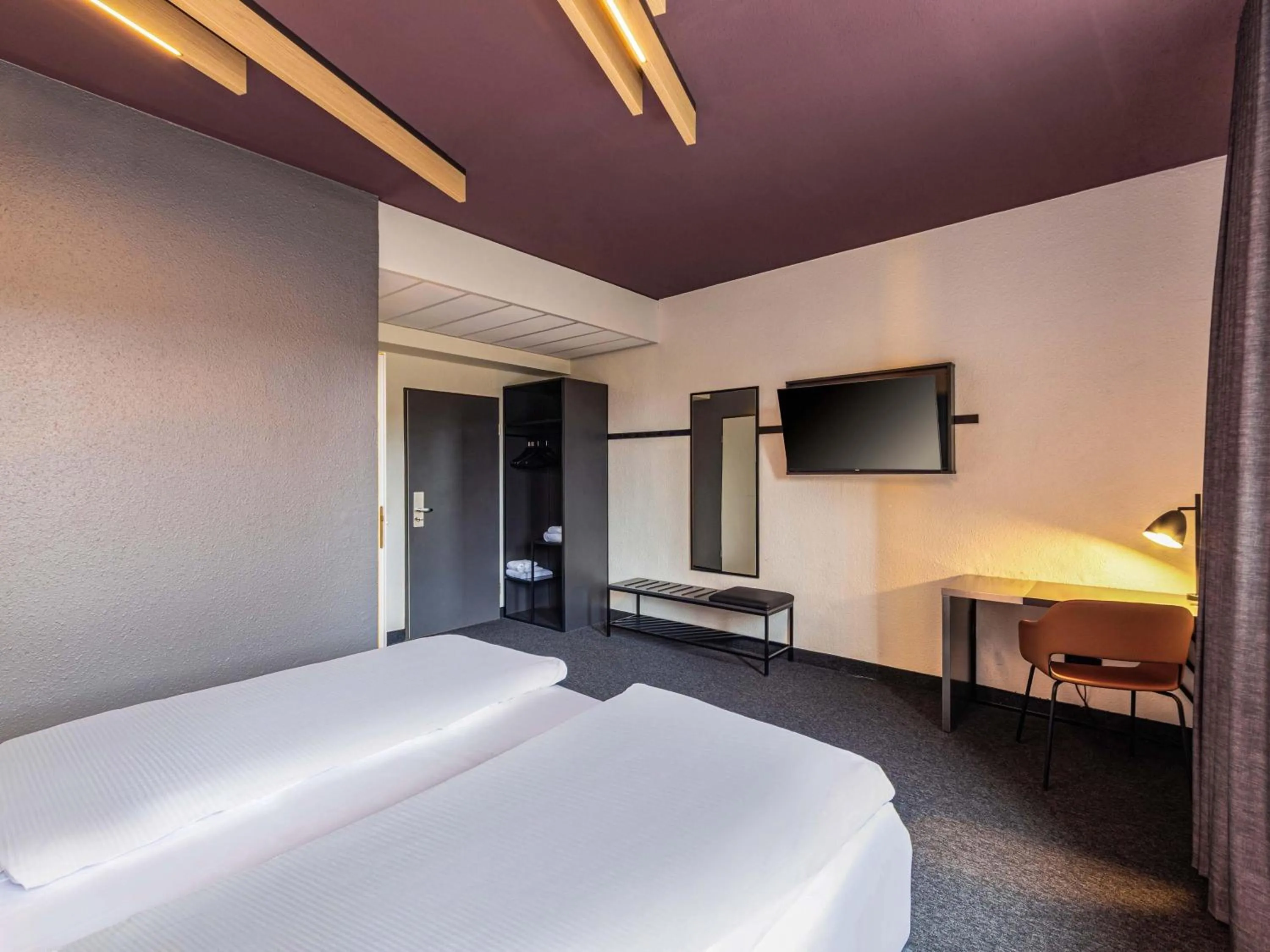 Photo of the whole room, Bed in B&B Hotel Duisburg Hbf-Nord