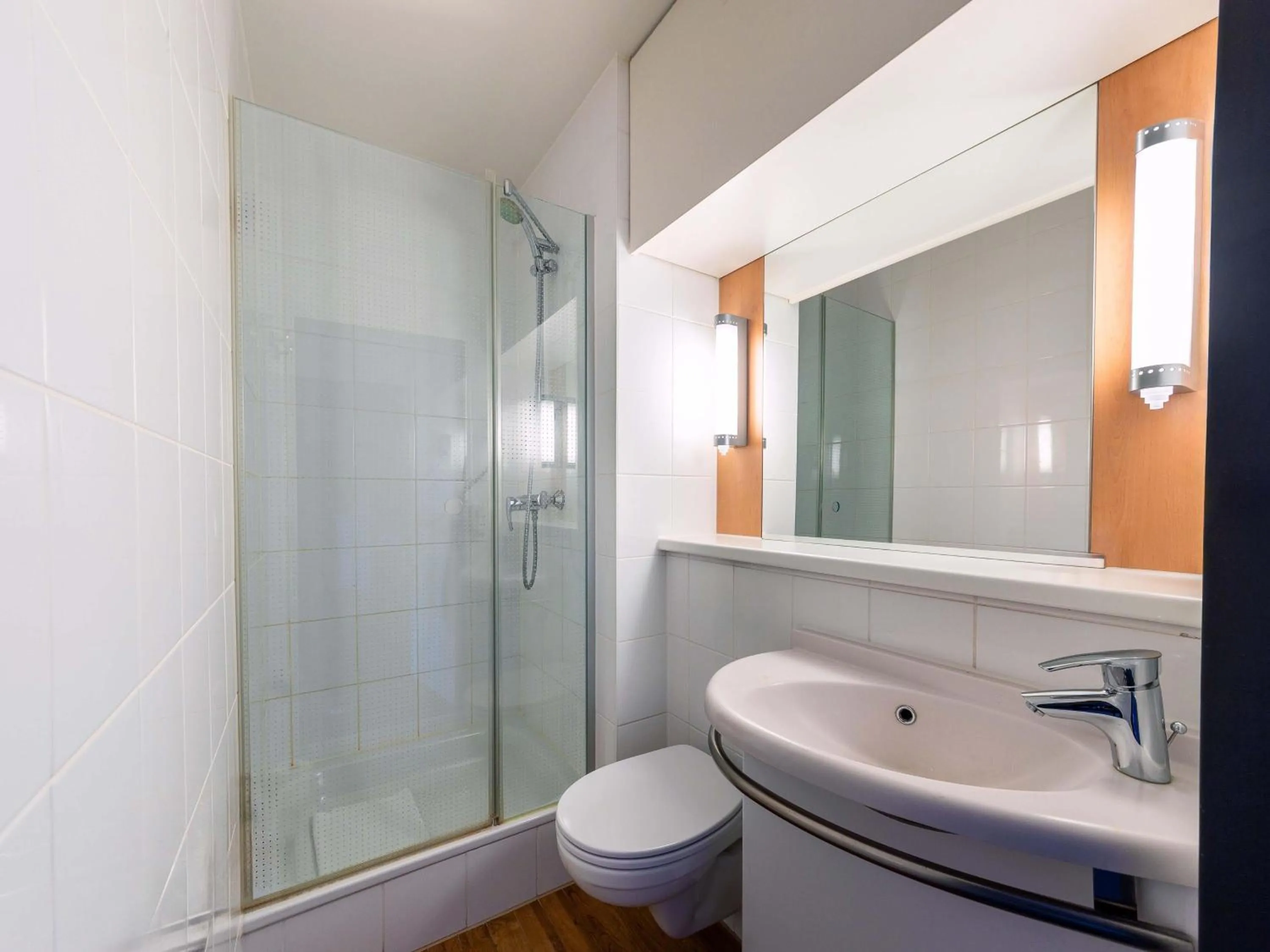 Shower in B&B Hotel Duisburg Hbf-Nord