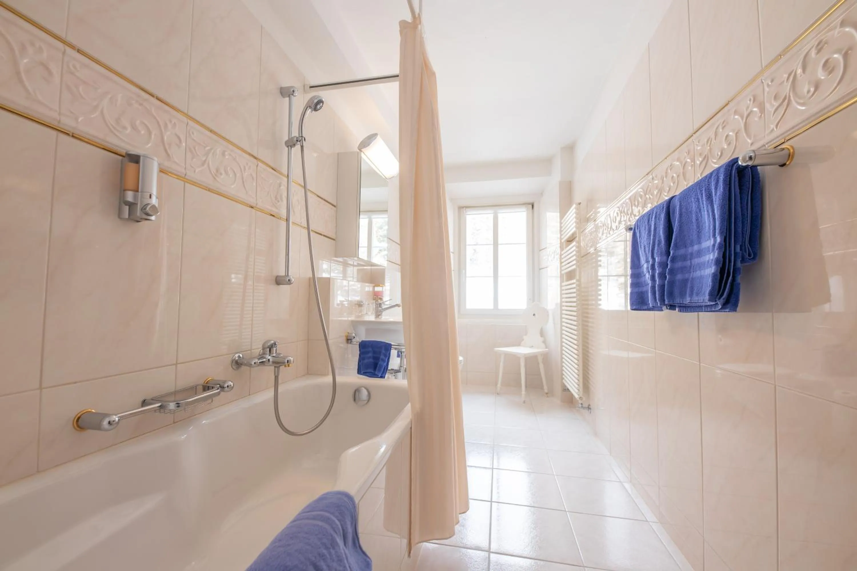 Bathroom in Hotel Chesa Spuondas