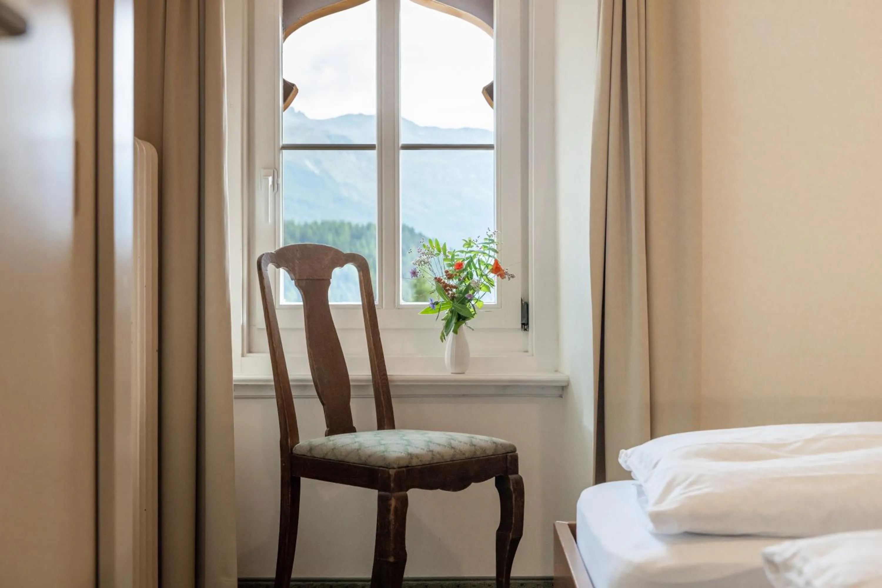 Bedroom, Bed in Hotel Chesa Spuondas