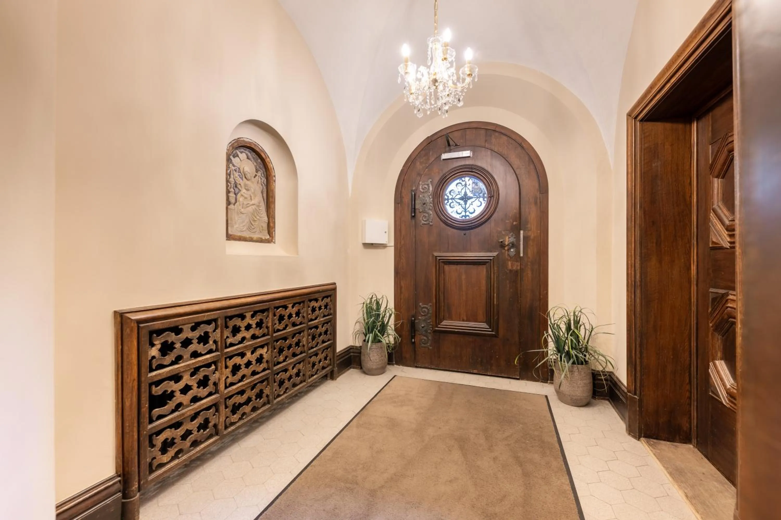 Facade/entrance in Hotel Chesa Spuondas