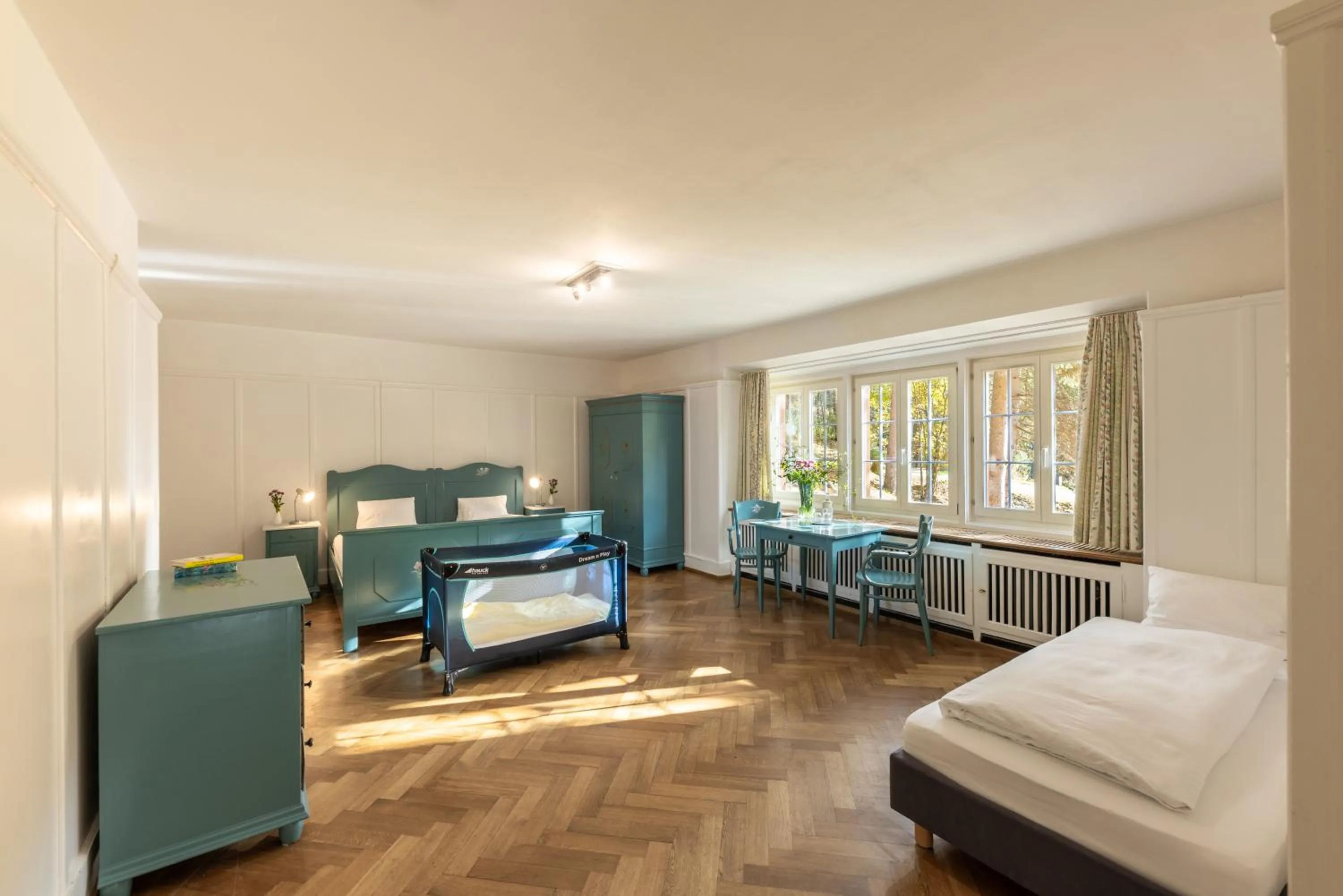 cot, Bed in Hotel Chesa Spuondas