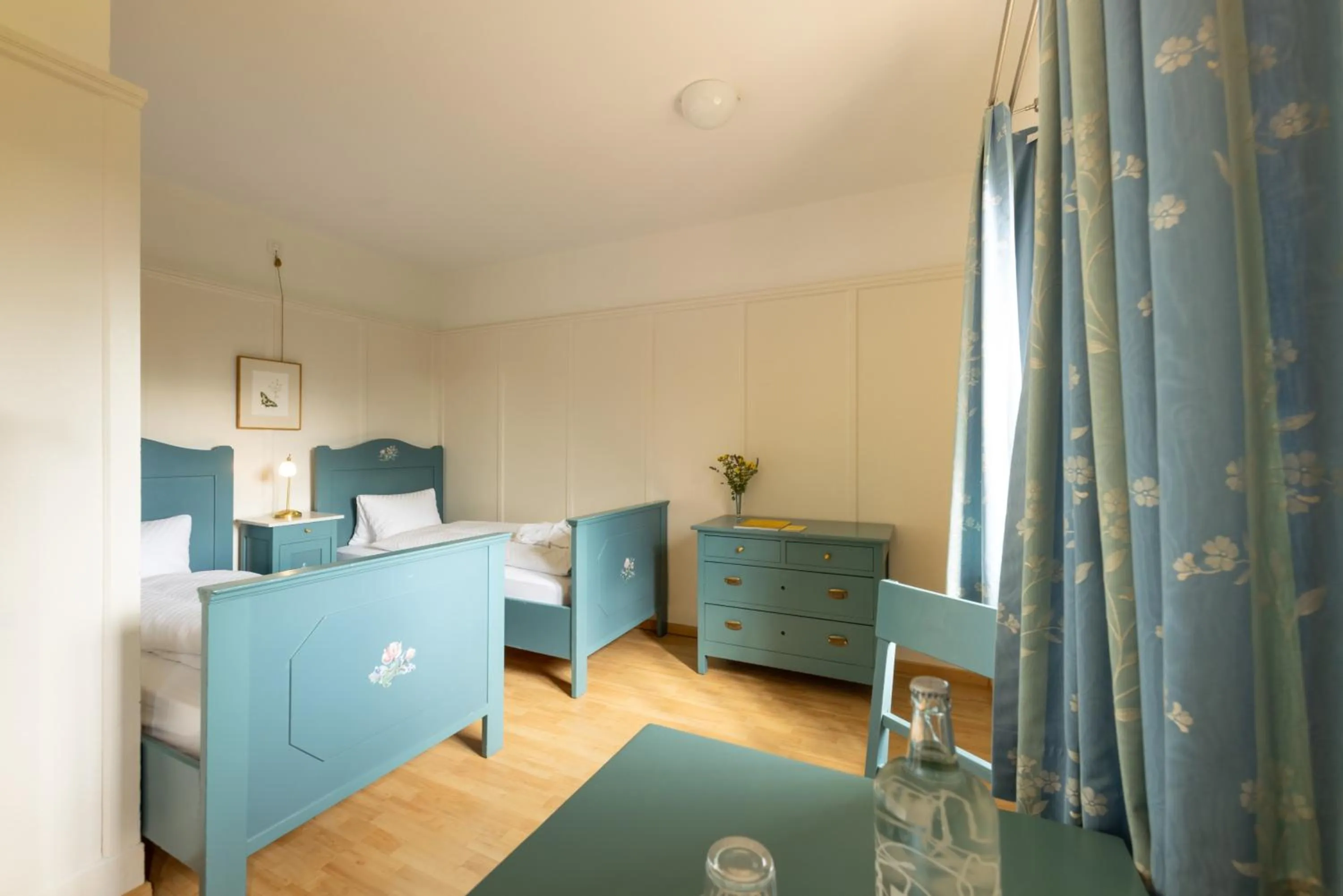 Photo of the whole room, Bed in Hotel Chesa Spuondas