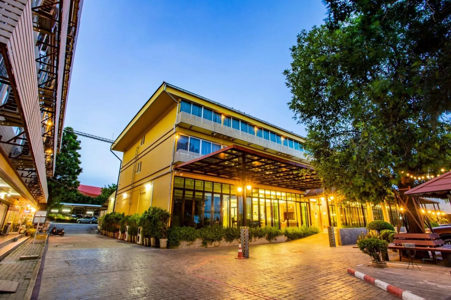 Property building in Sea Paradise Hotel Sattahip