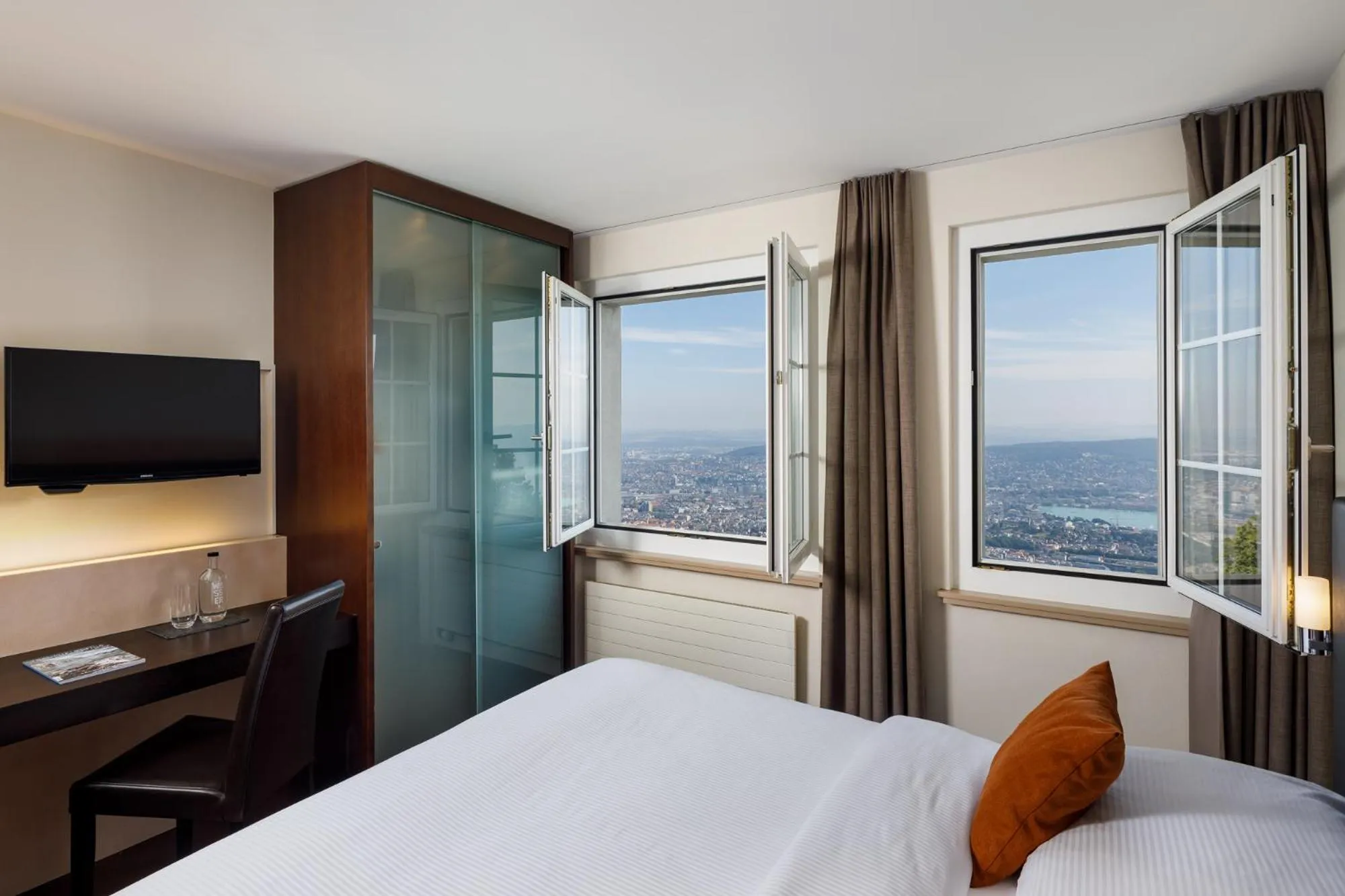 Bedroom, Bed in Hotel UTO KULM car-free hideaway in Zurich