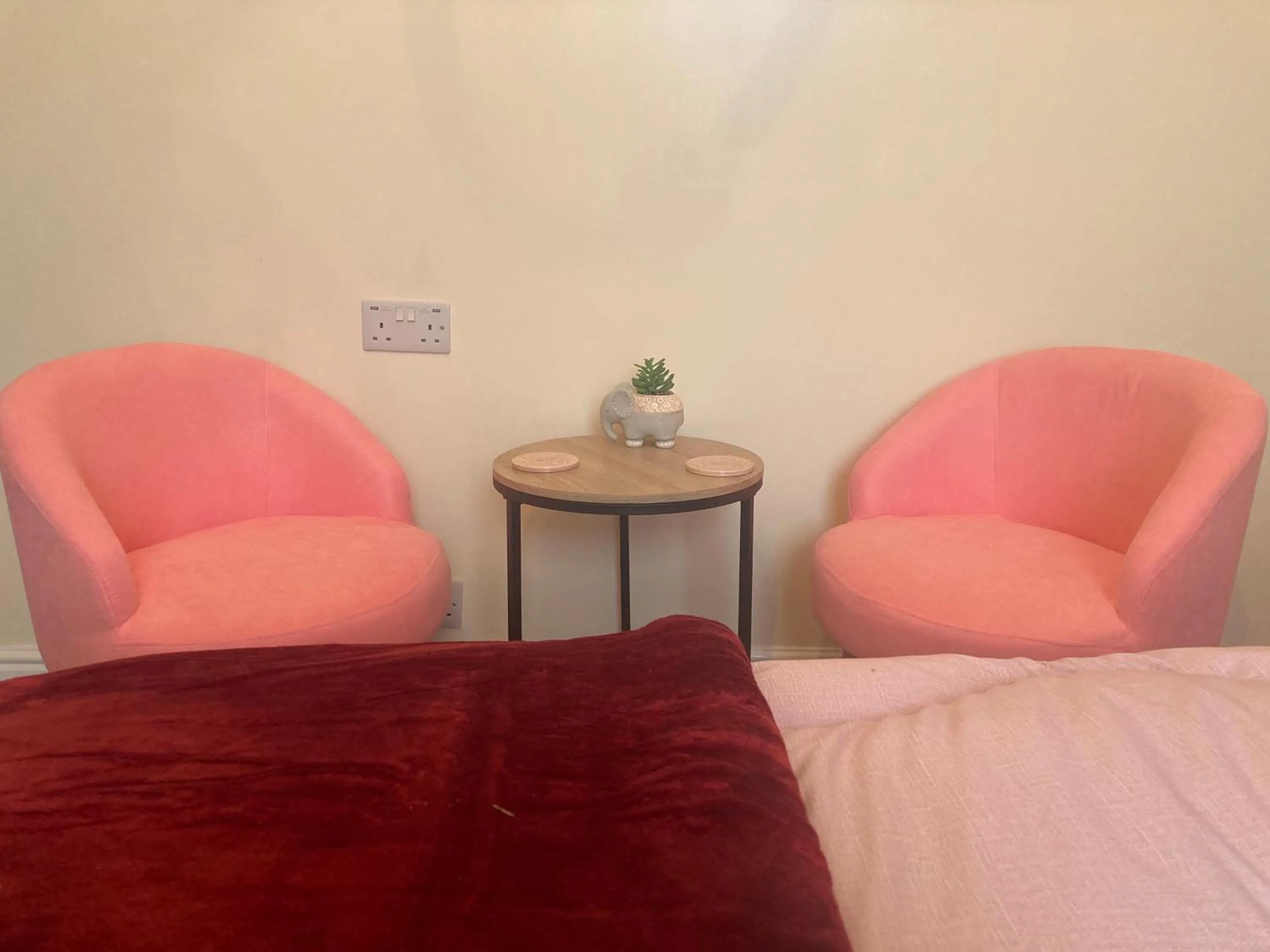 Seating area, Bed in Ellies Guest House