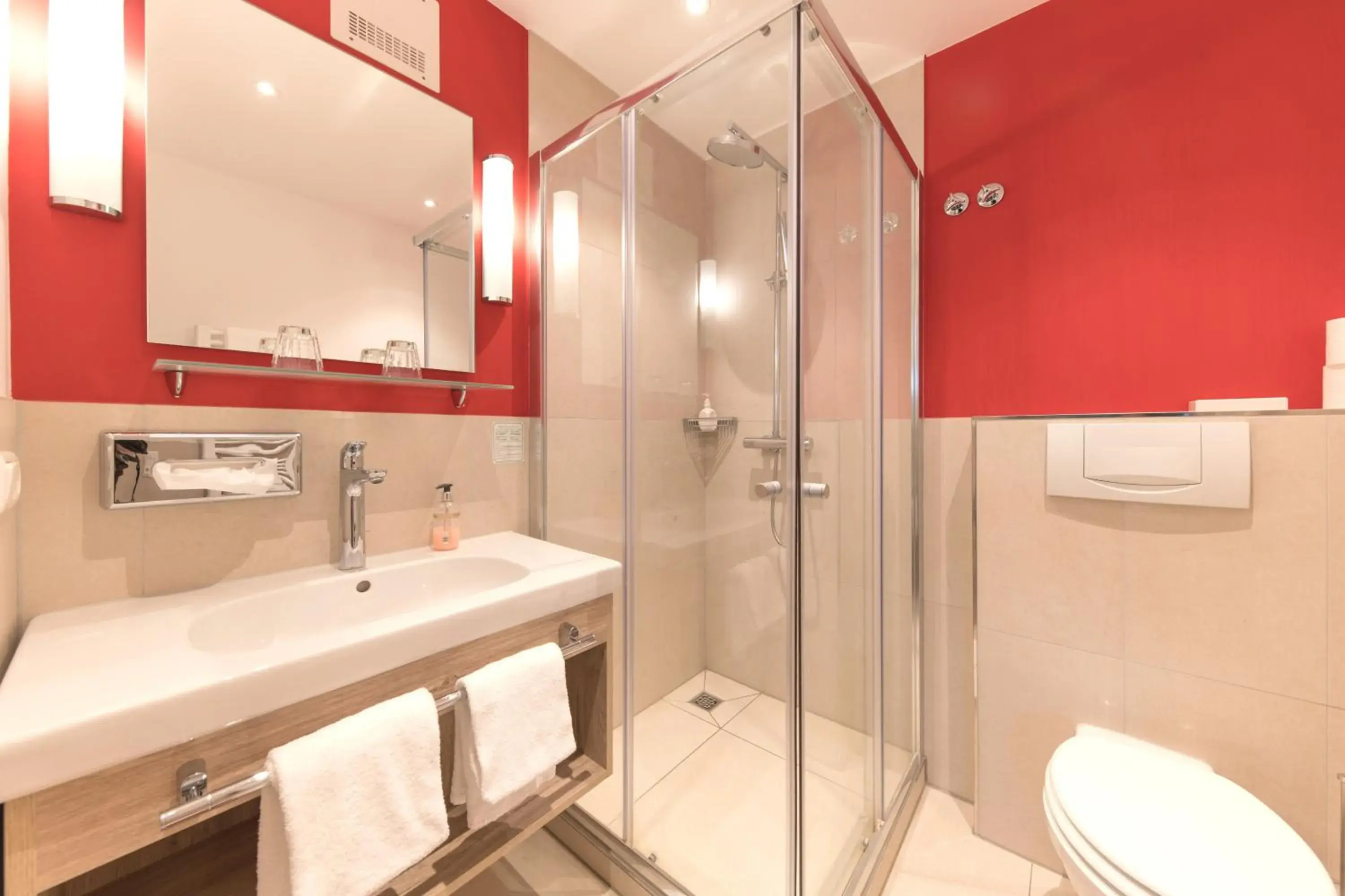 Single Room with Balcony - single occupancy in Hotel Bavaria Single Room with Balcony - single occupancy in Hotel Bavaria