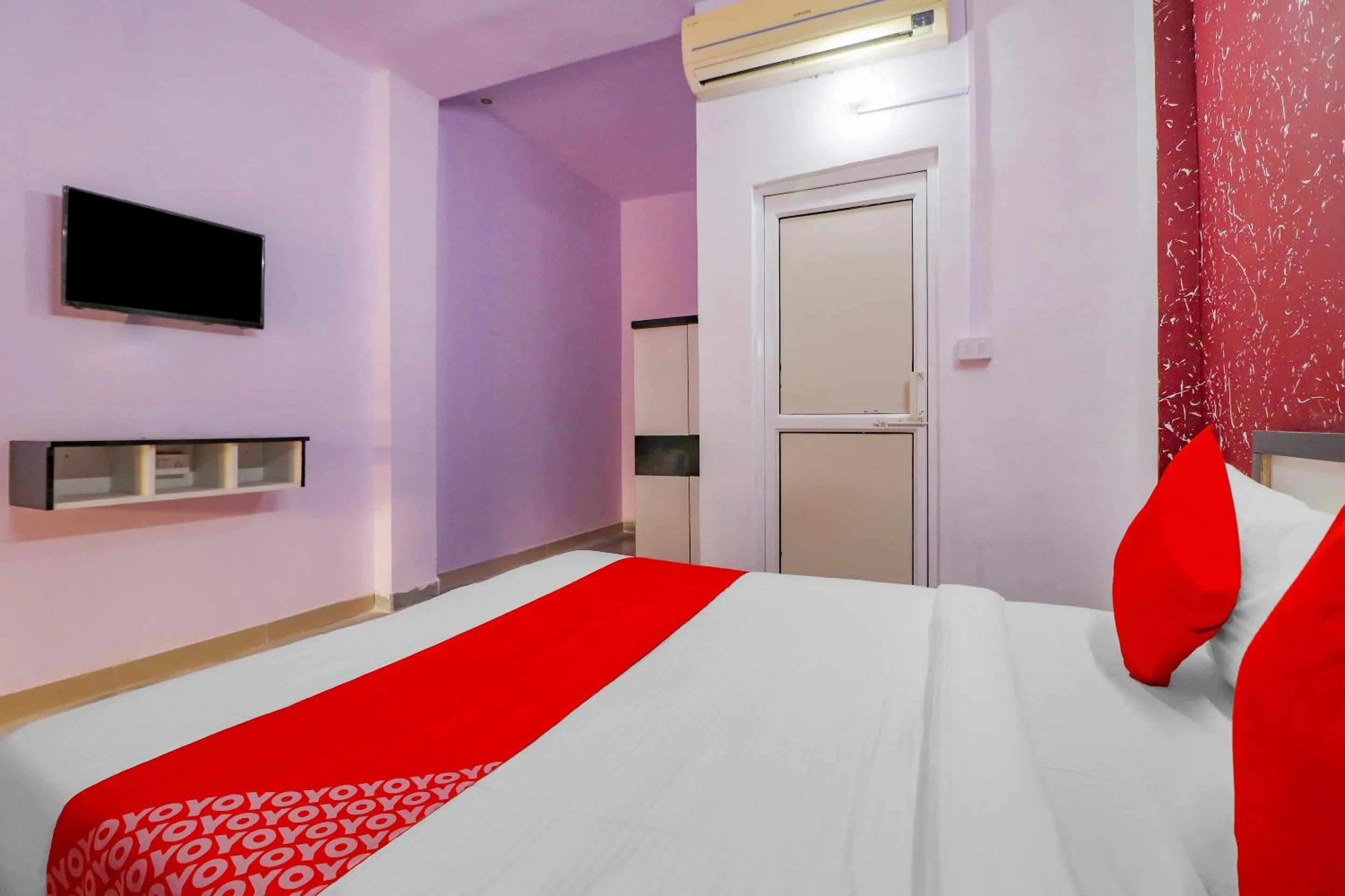 Bedroom, Bed in Hotel O Primrose Hotel's Near Noida Sector 76 Metro Station