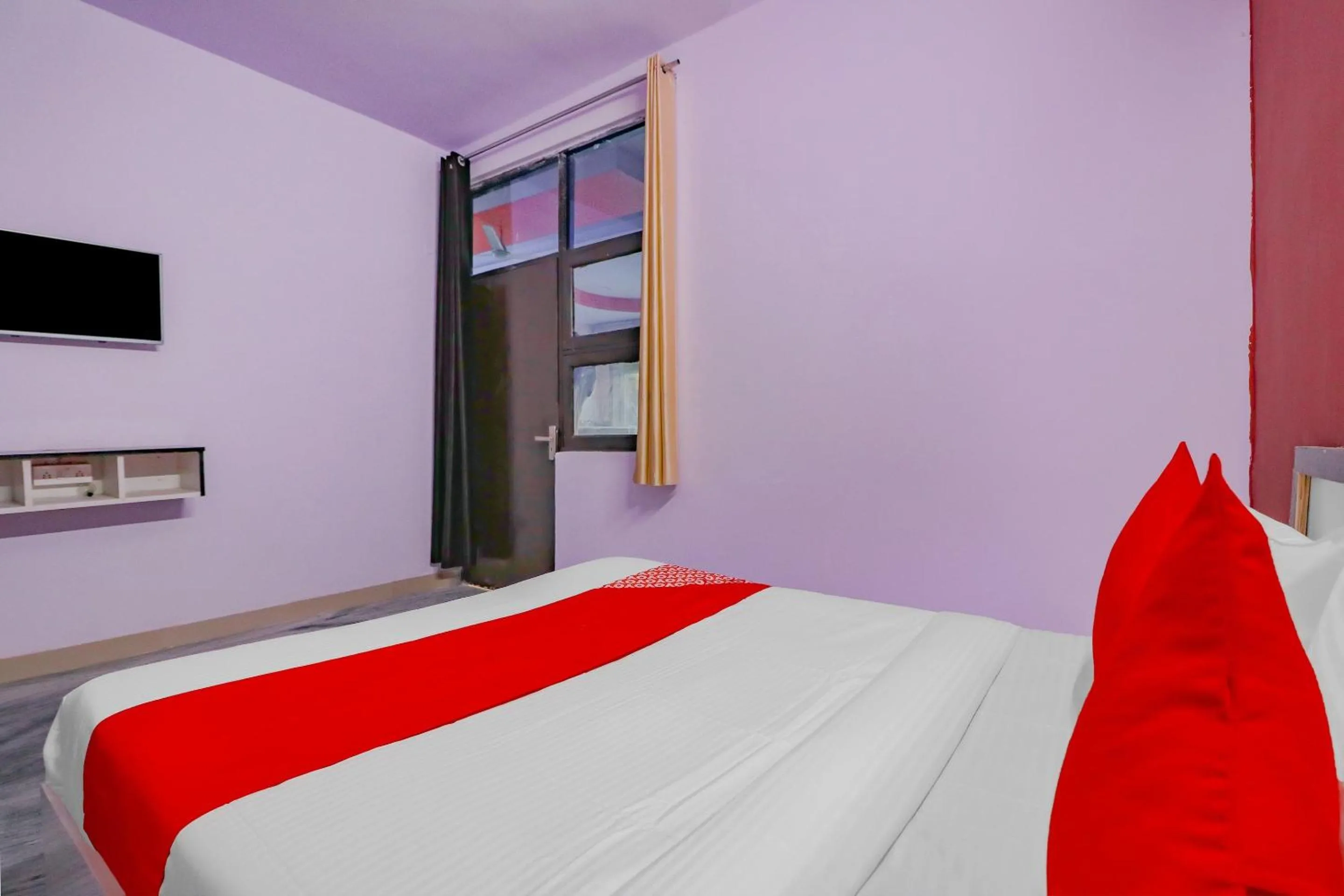 Bedroom, Bed in Hotel O Primrose Hotel's Near Noida Sector 76 Metro Station