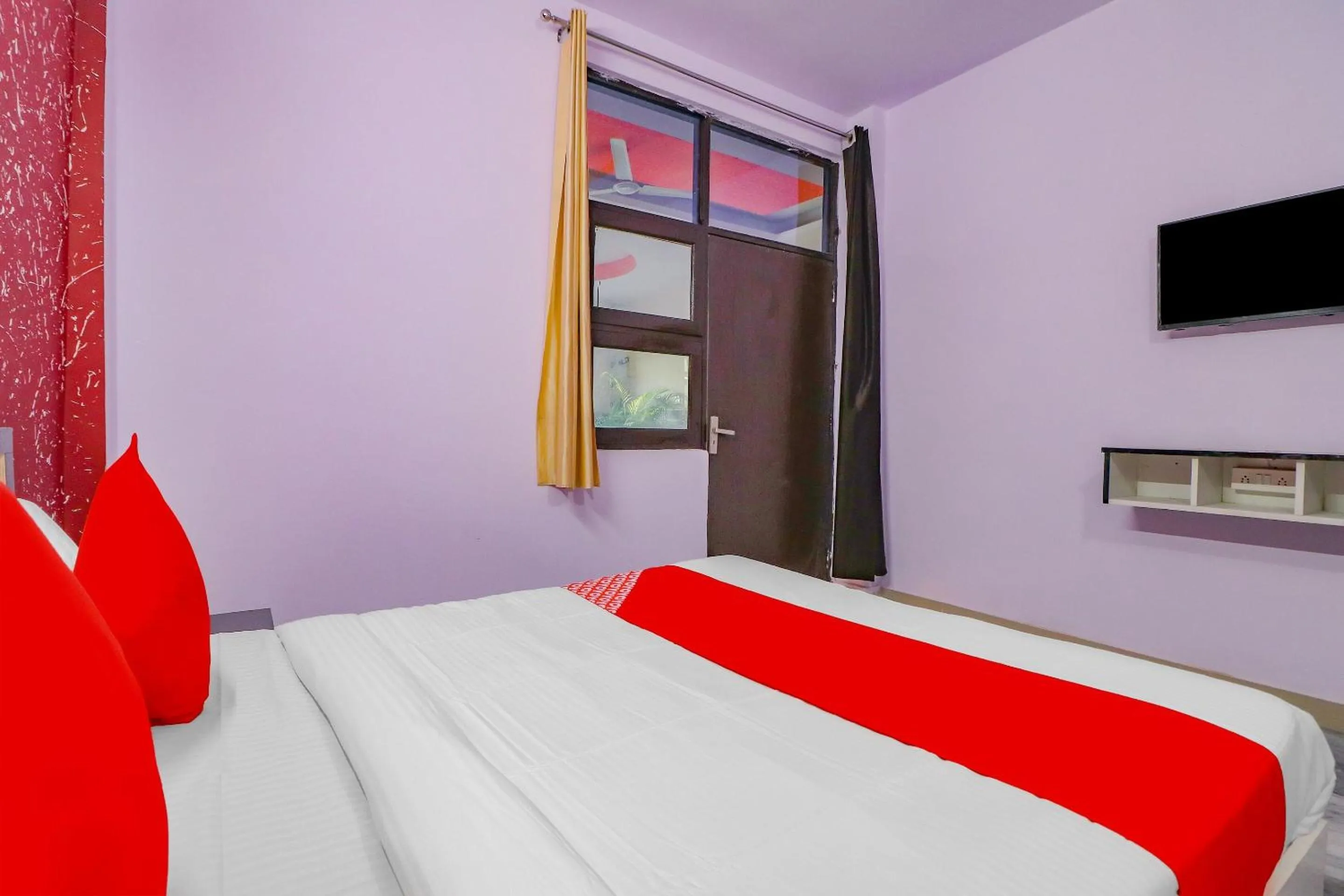 Bedroom, Bed in Hotel O Primrose Hotel's Near Noida Sector 76 Metro Station