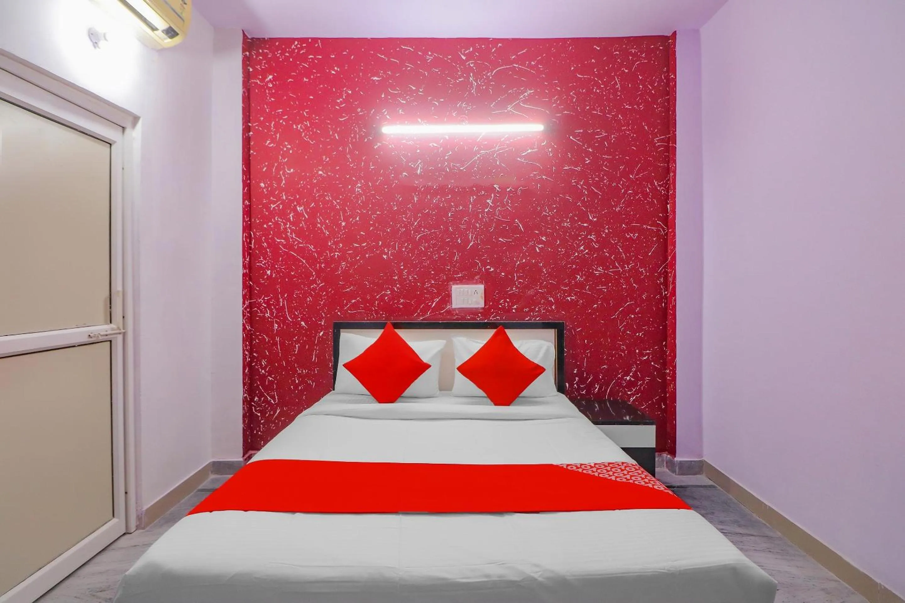 Bedroom, Bed in Hotel O Primrose Hotel's Near Noida Sector 76 Metro Station