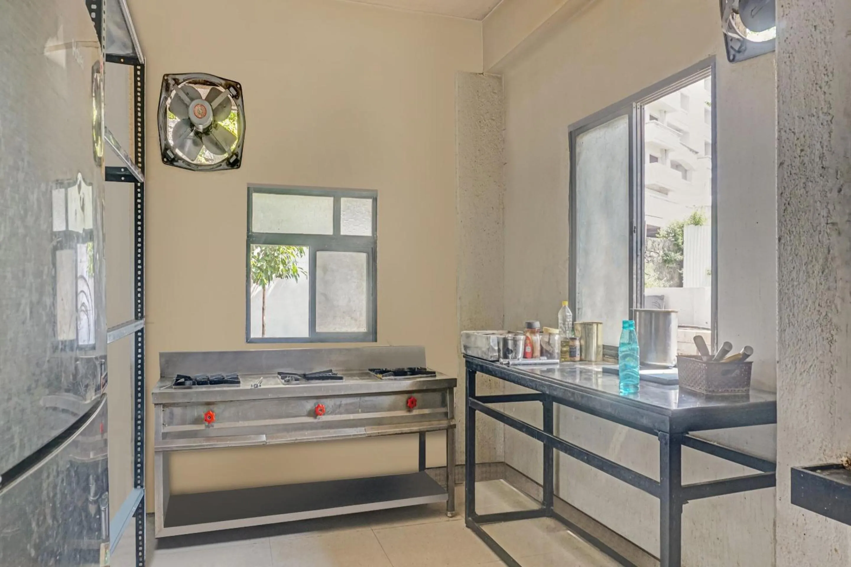 Kitchen or kitchenette in Hotel O Green Leaves