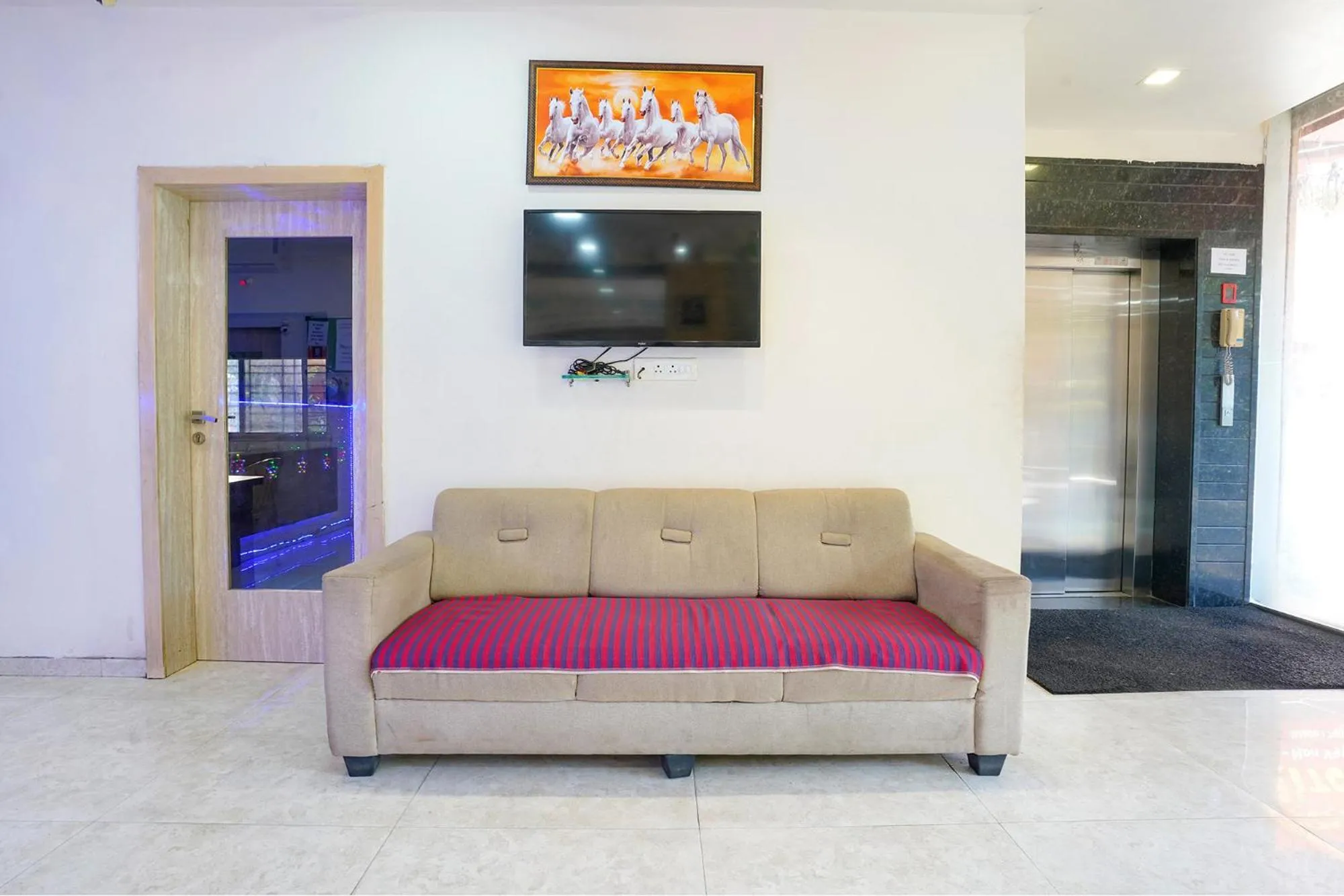 Lobby or reception in FabHotel Regent Inn - Nr SkyWalk Bridge