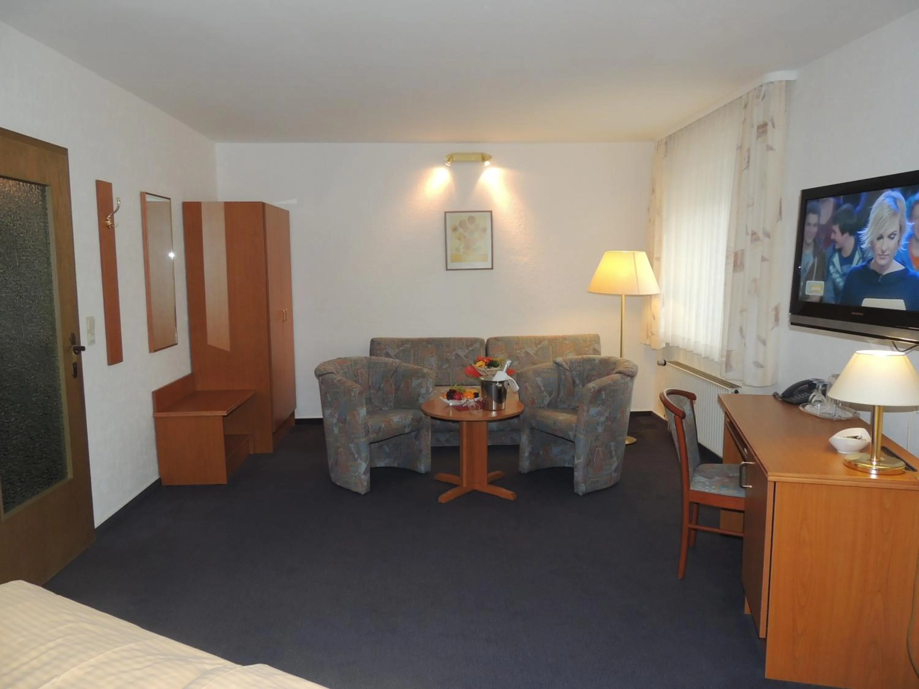 Seating area, Bed in Hotel-Restaurant zum Roeddenberg