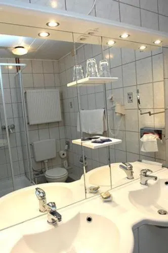 Shower in Hotel-Restaurant zum Roeddenberg