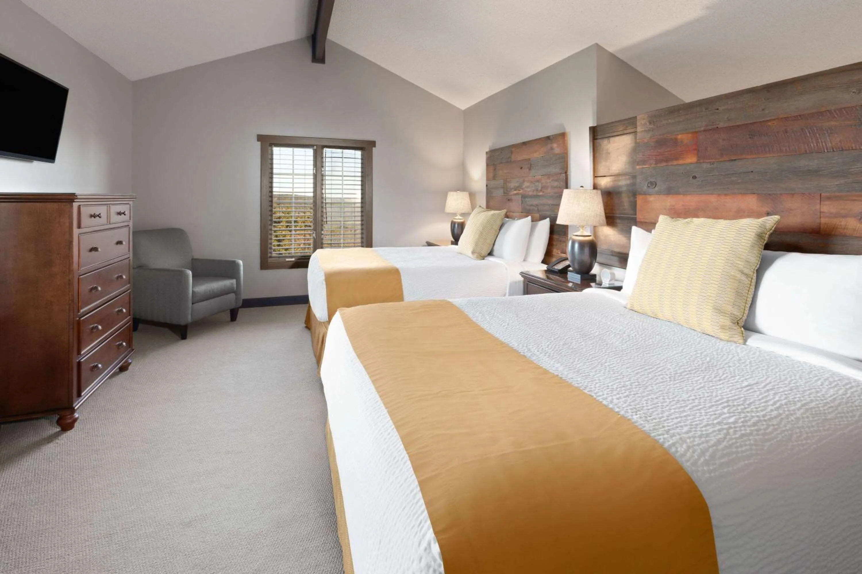 Photo of the whole room, Bed in Corduroy Inn and Lodge, Trademark Collection by Wyndham