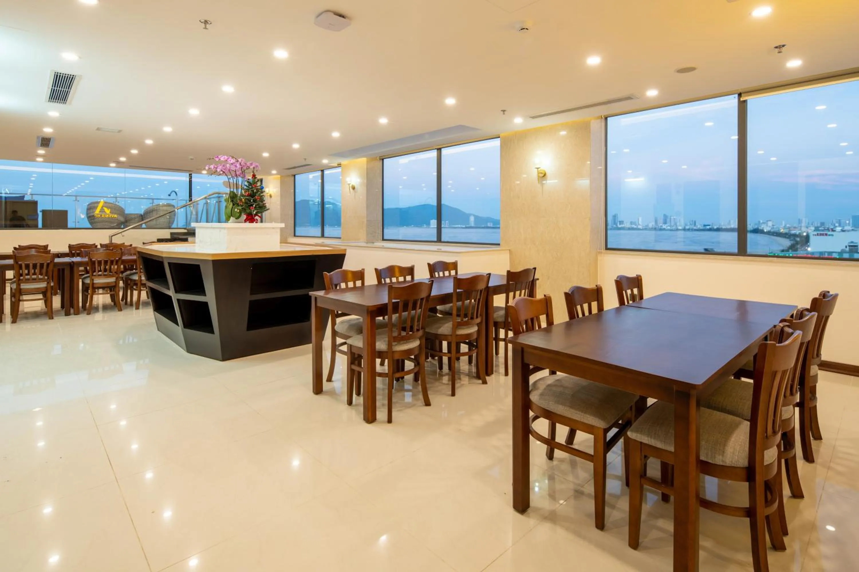 Restaurant/places to eat in Avenis Hotel