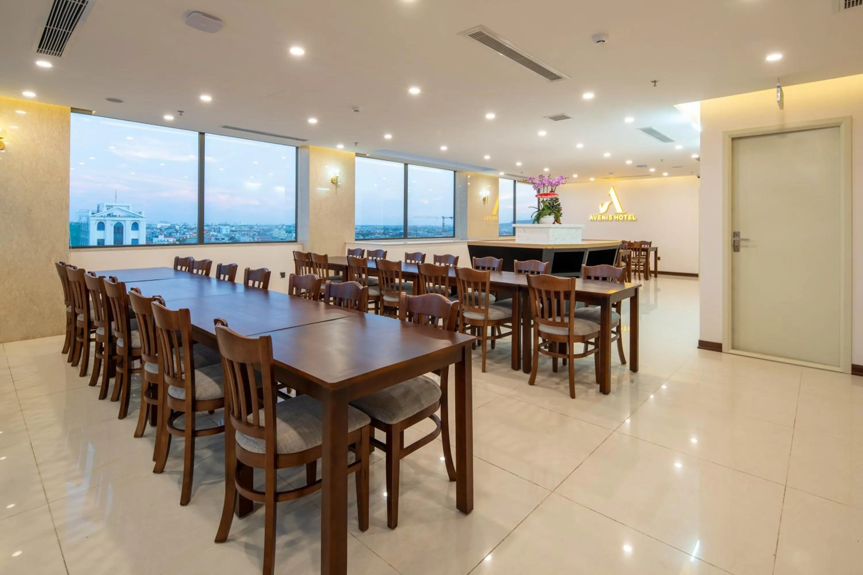 Restaurant/places to eat in Avenis Hotel