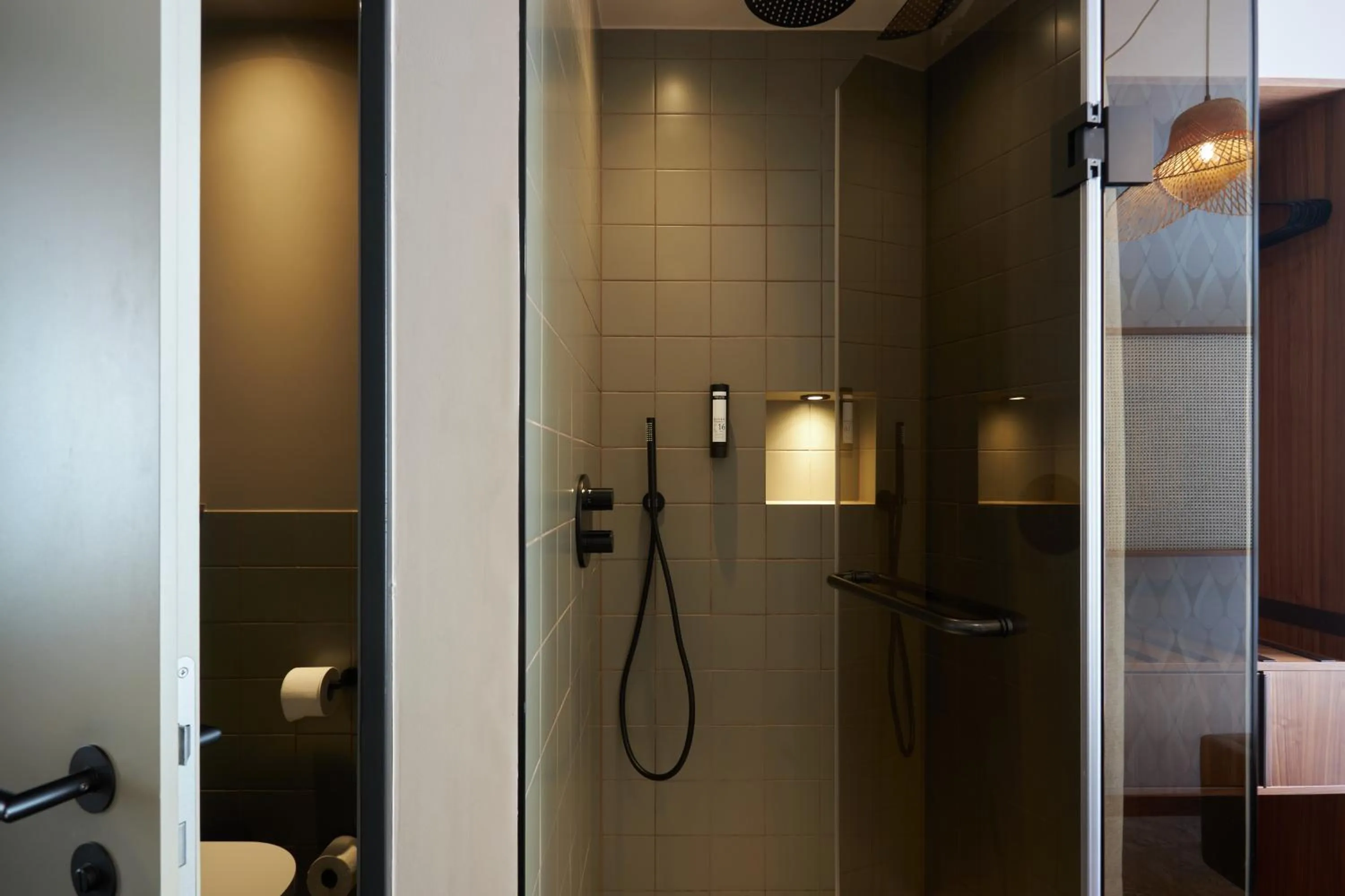 Shower in Cocoon Sendlinger Tor