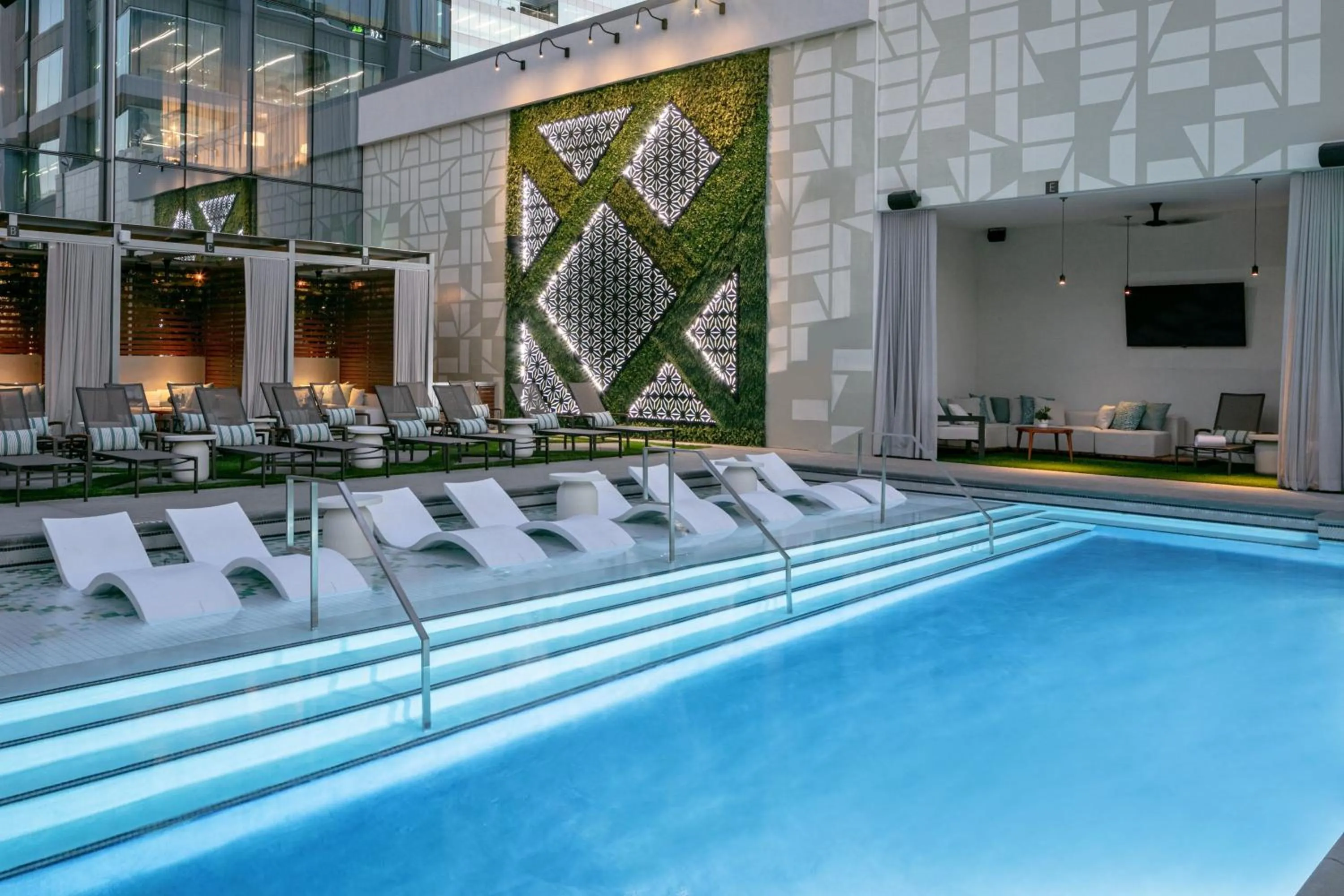 Swimming pool in JW Marriott Charlotte