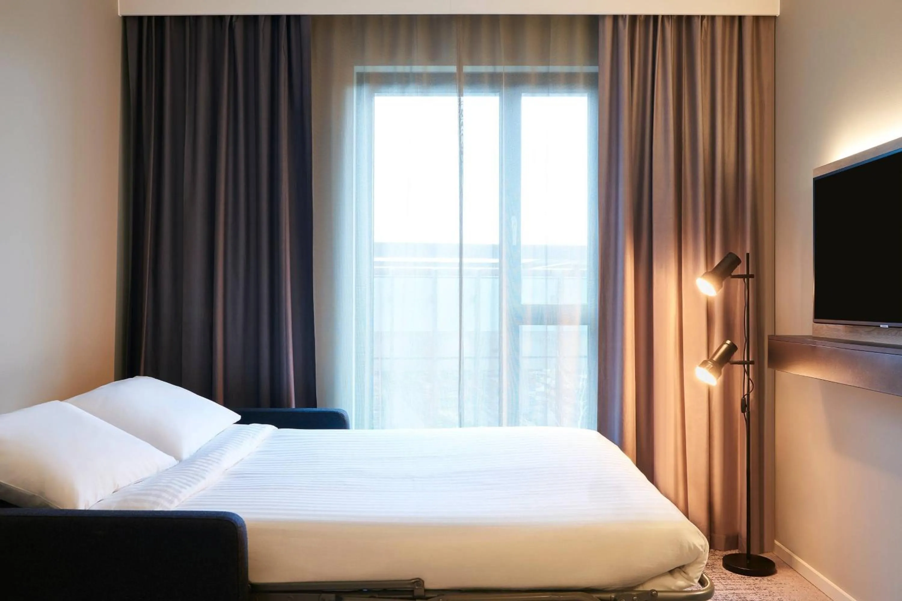 Photo of the whole room, Bed in Moxy Chester