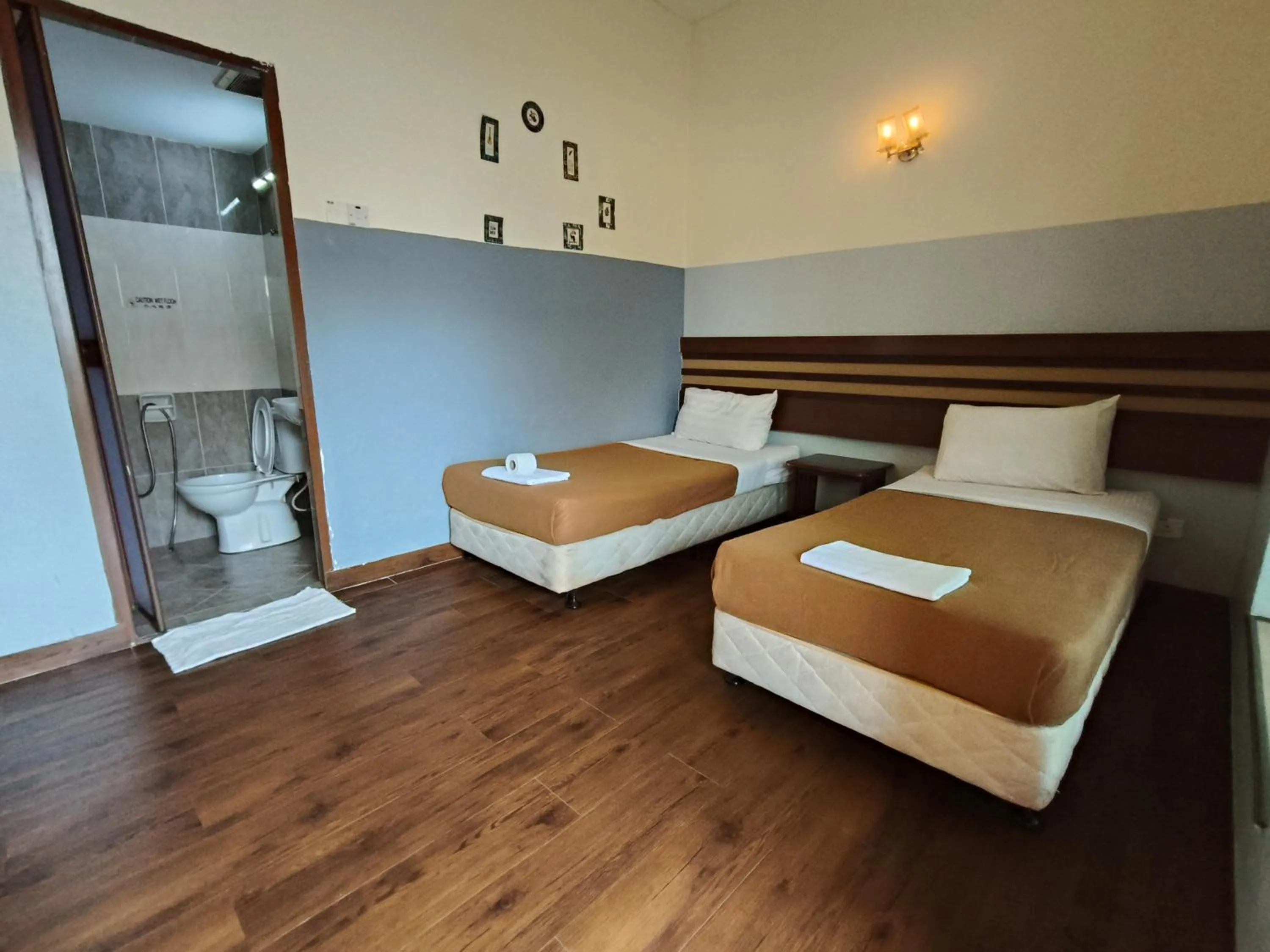 Photo of the whole room, Bed in Cozzy Motel Malacca