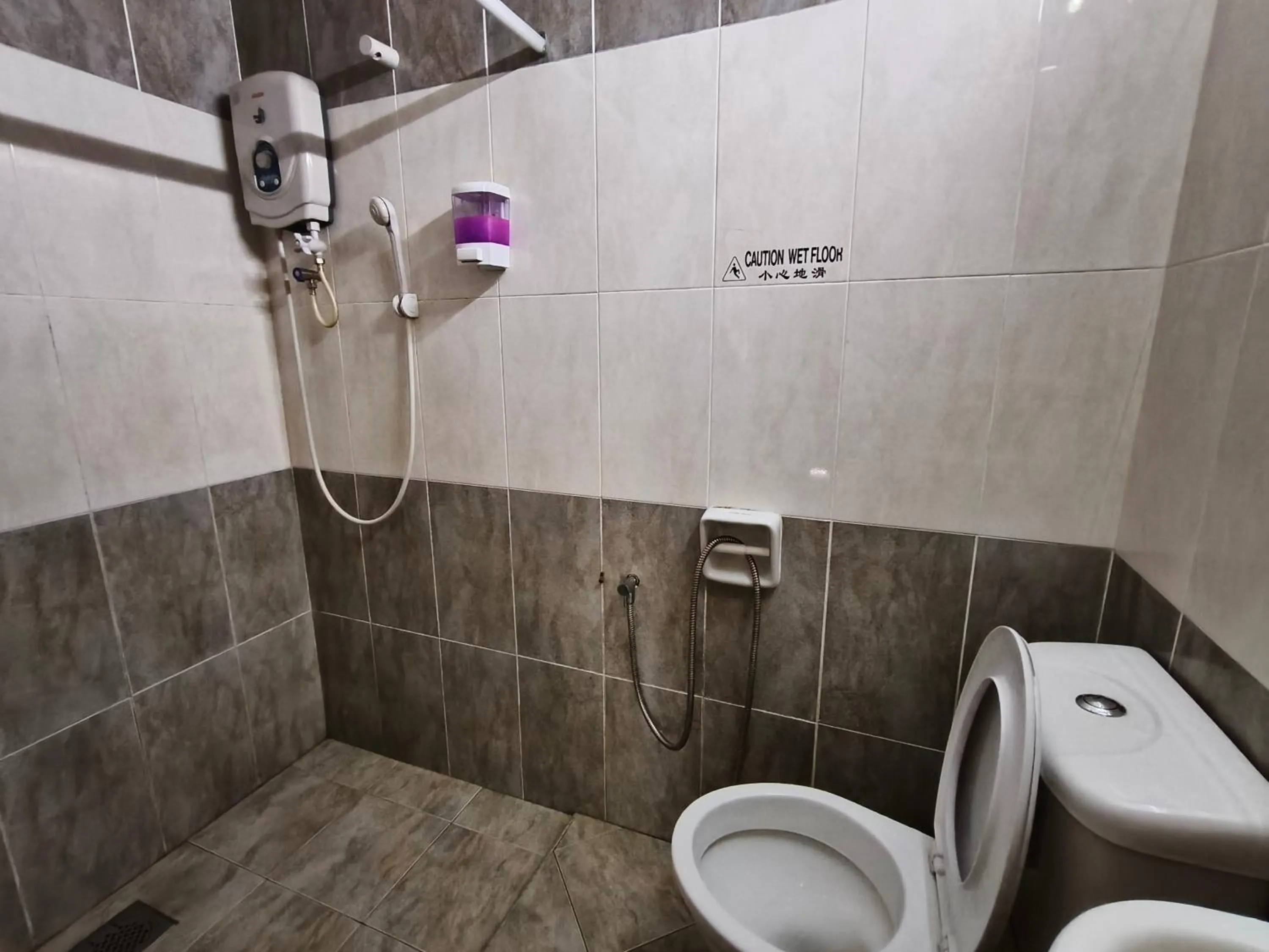 Shower in Cozzy Motel Malacca