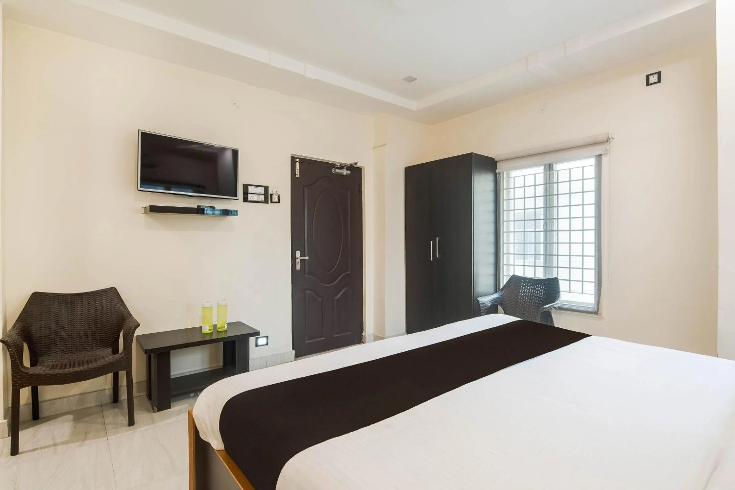 Bedroom, Bed in Capital O Aditya Grand