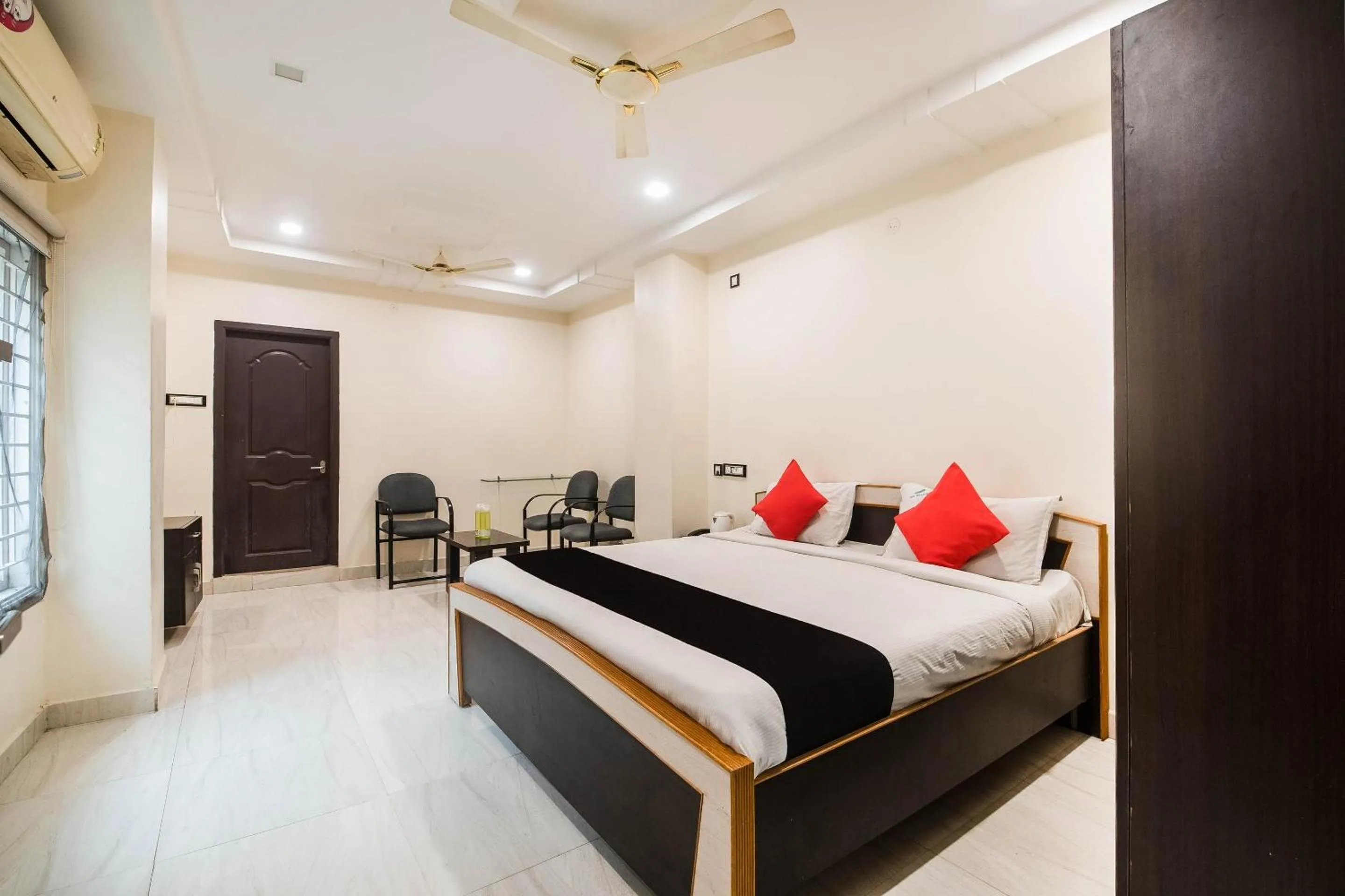 Bedroom, Bed in Capital O Aditya Grand