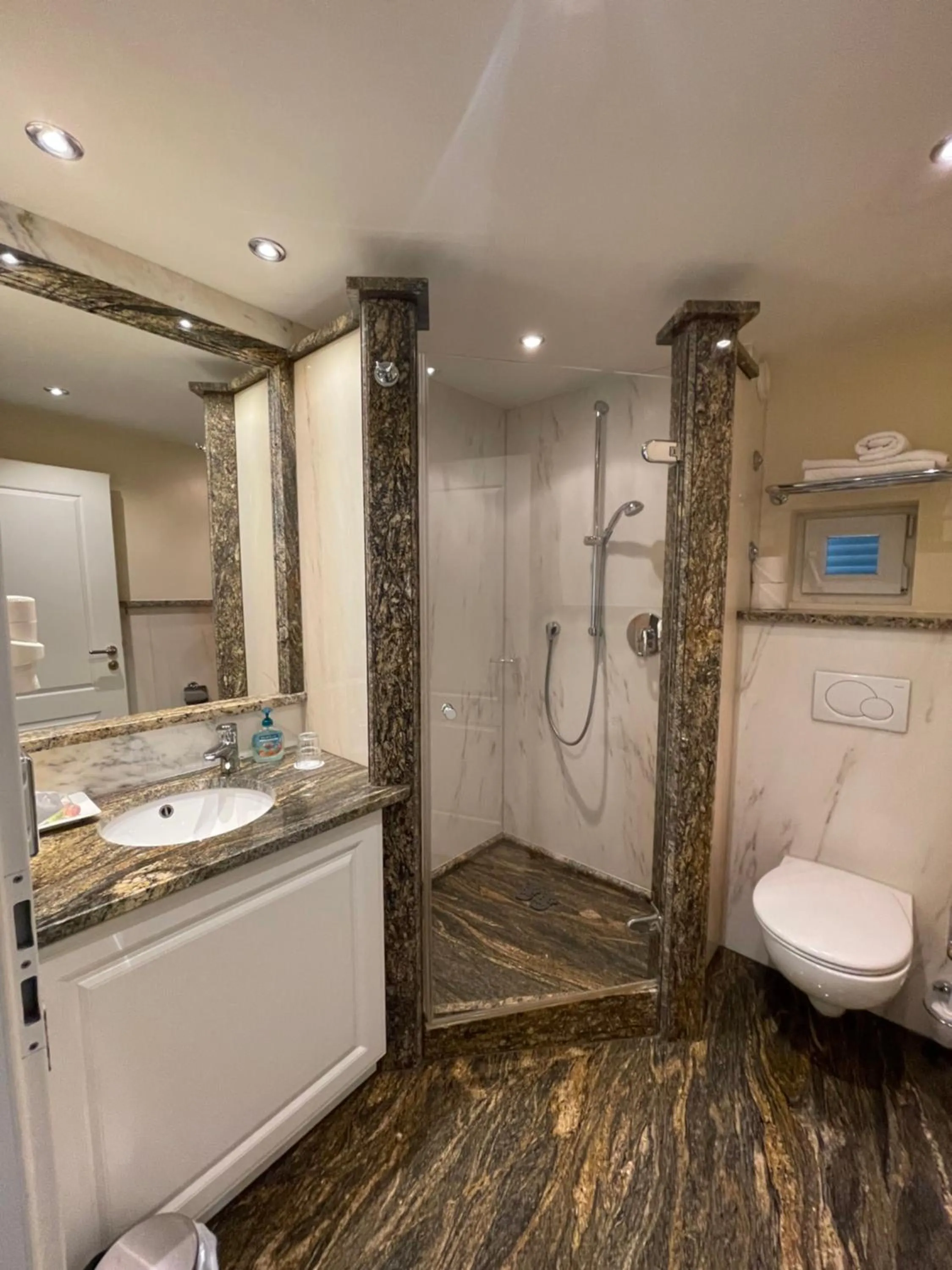 Shower in Hotel Ochsen Stuttgart