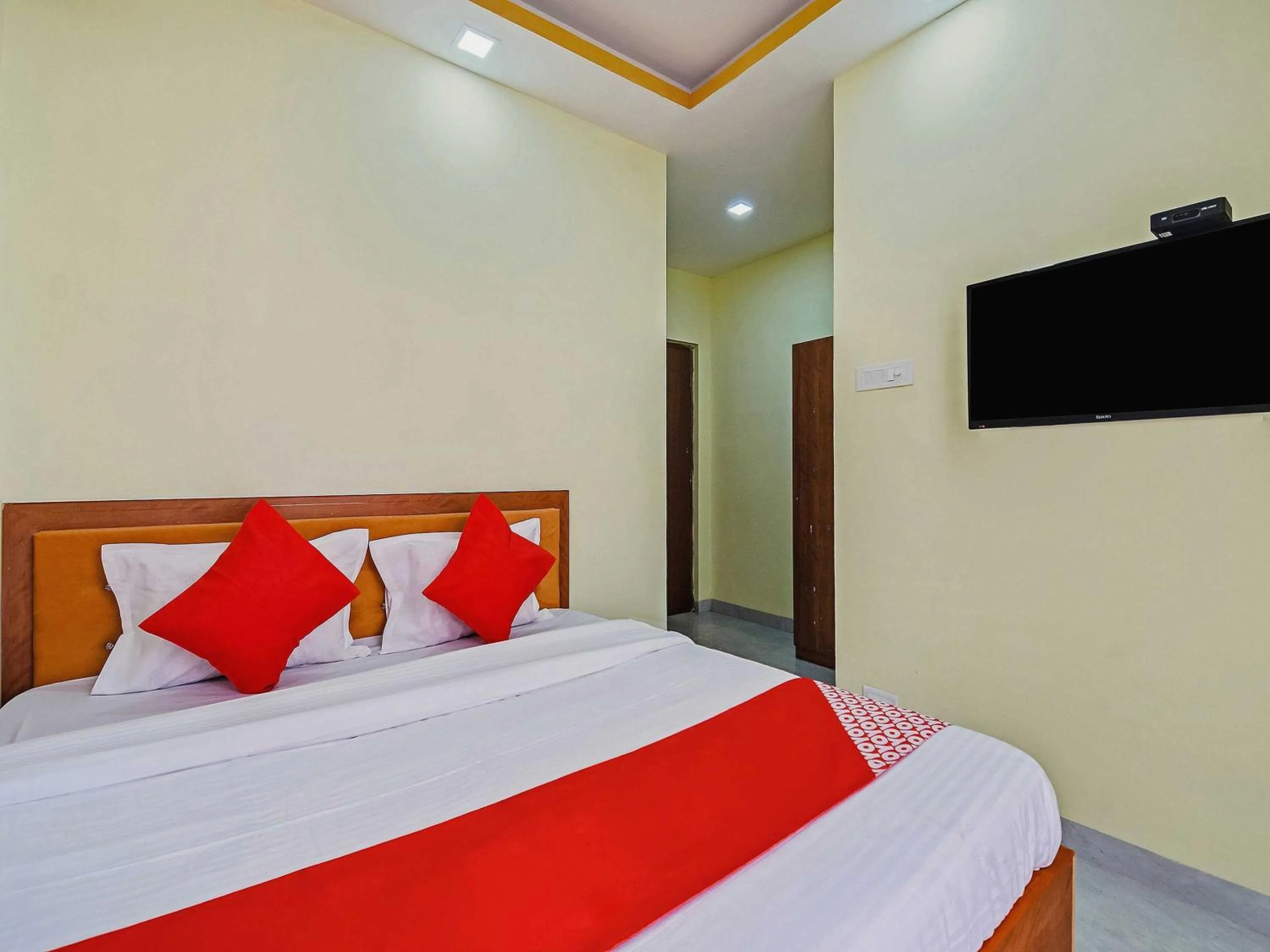 Bedroom, Bed in Hotel O Om Shanti Palace