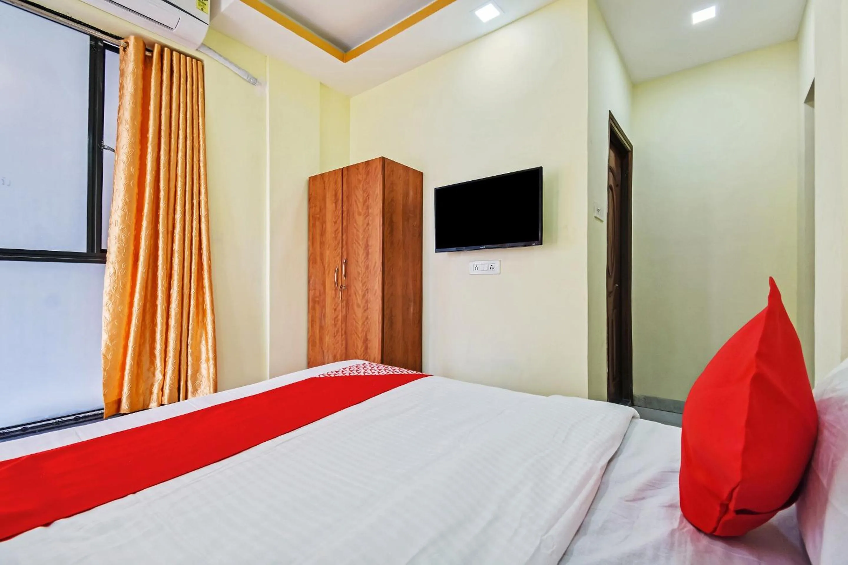 Bedroom, Bed in Hotel O Om Shanti Palace